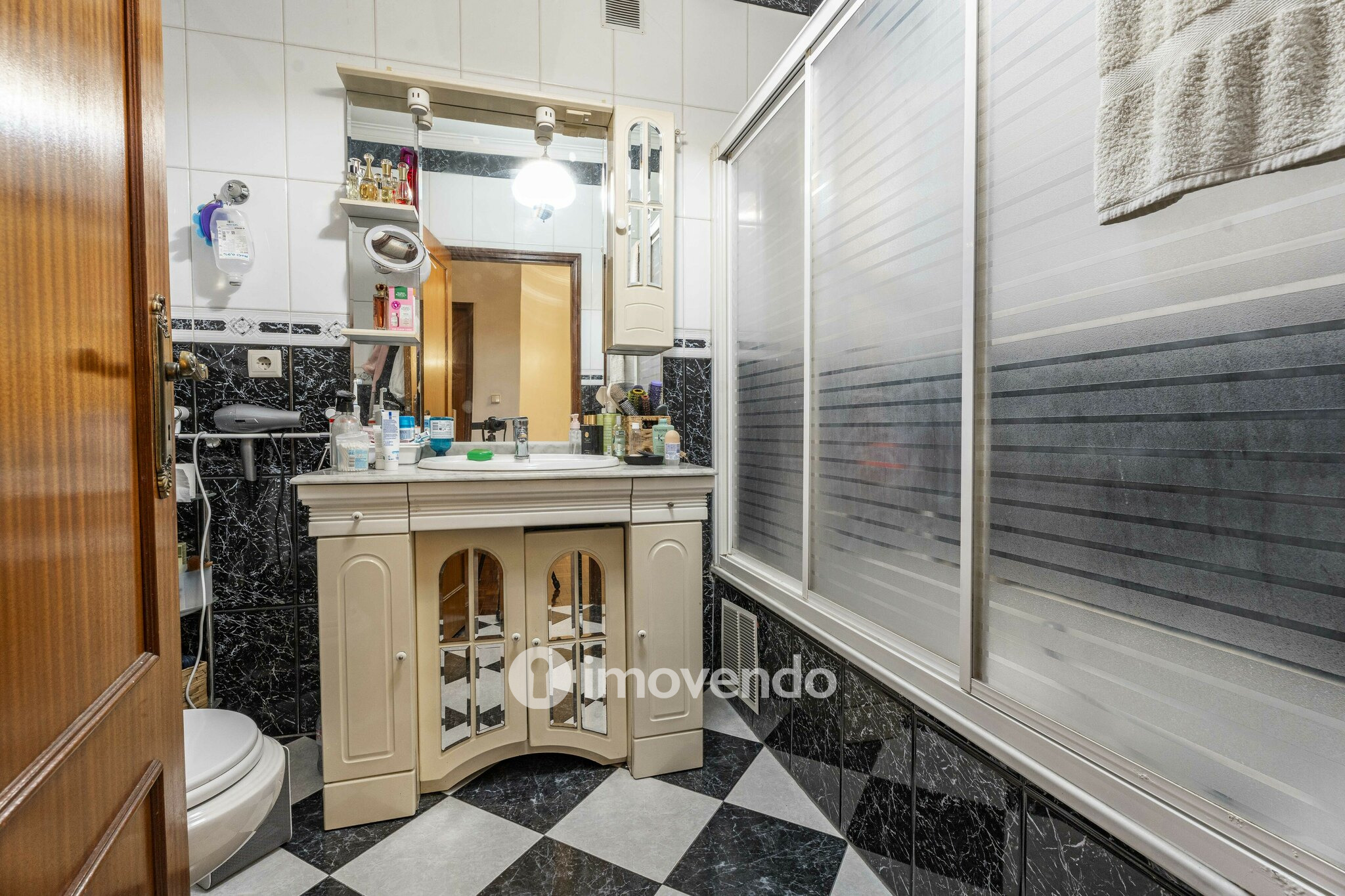 Moradia T4 com áreas amplas, garagem e jardim, na Maia