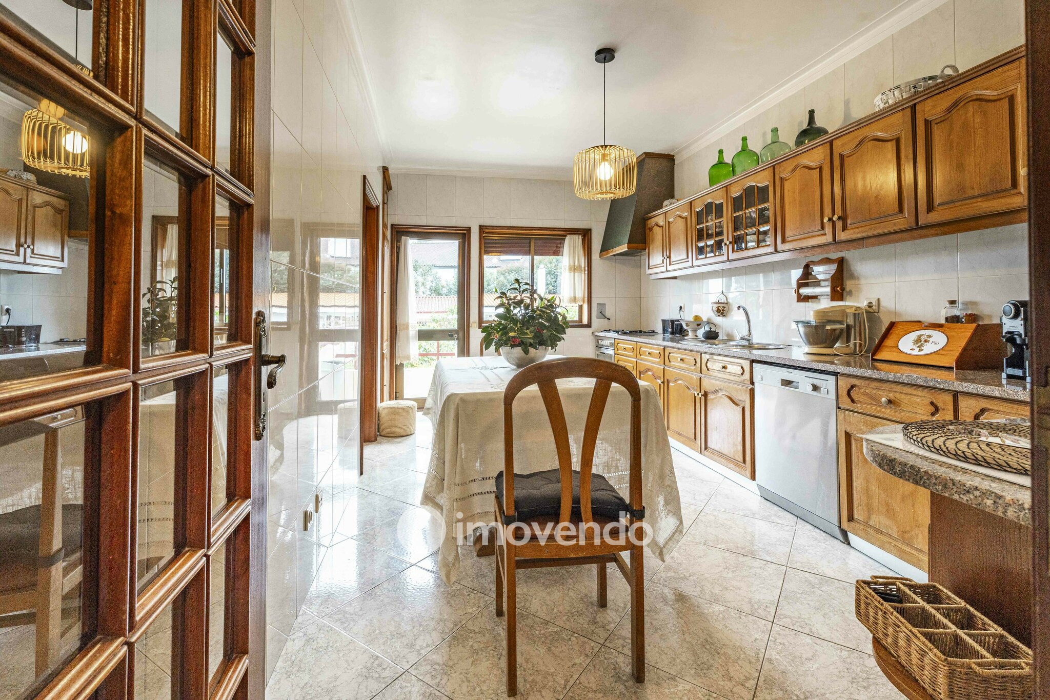 Moradia T4 com áreas amplas, garagem e jardim, na Maia