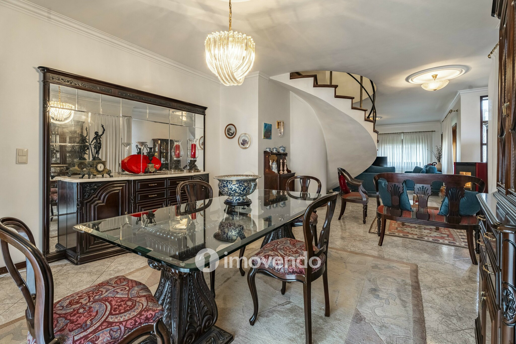 Moradia T4 com áreas amplas, garagem e jardim, na Maia