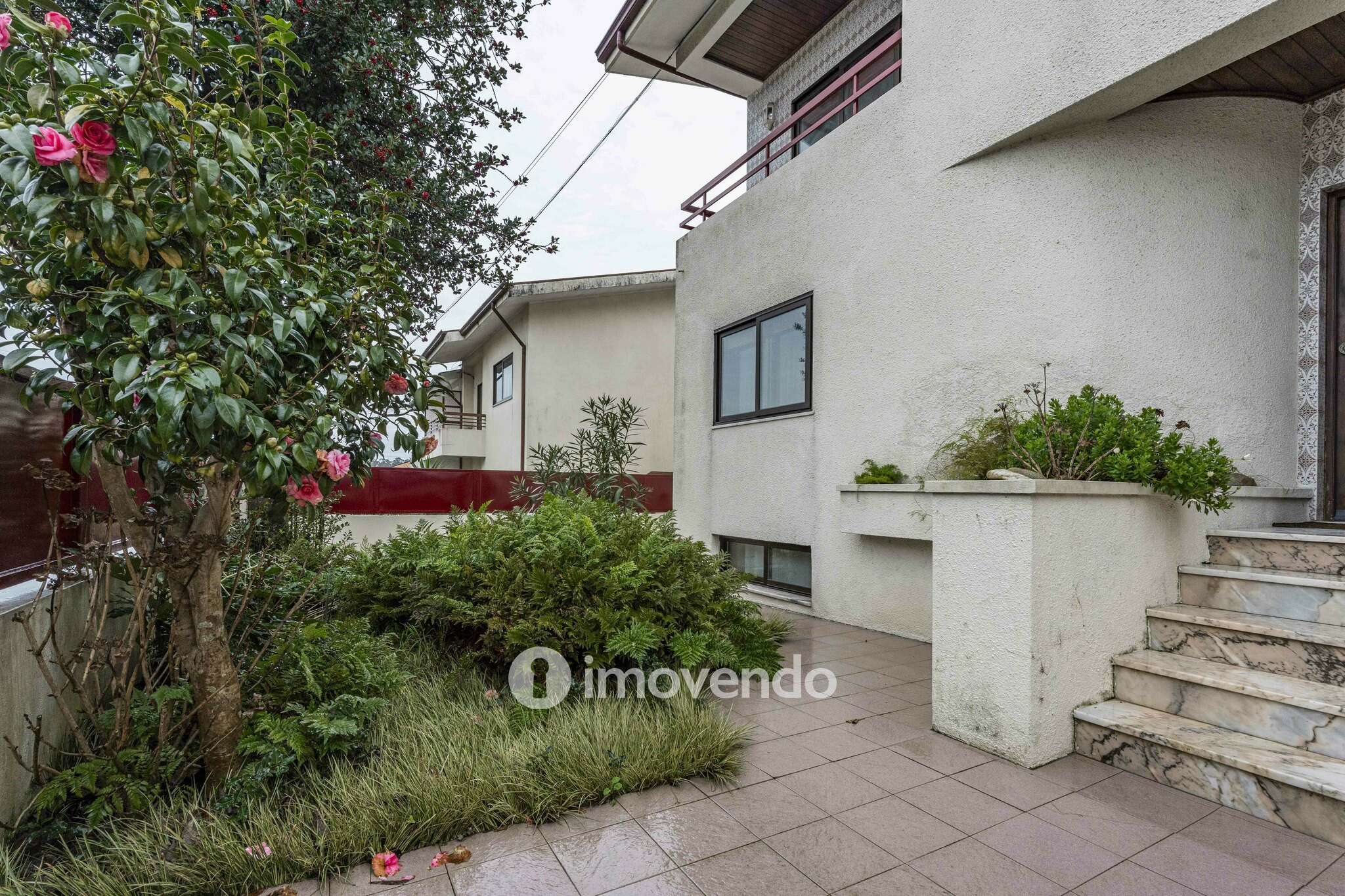 Moradia T4 com áreas amplas, garagem e jardim, na Maia