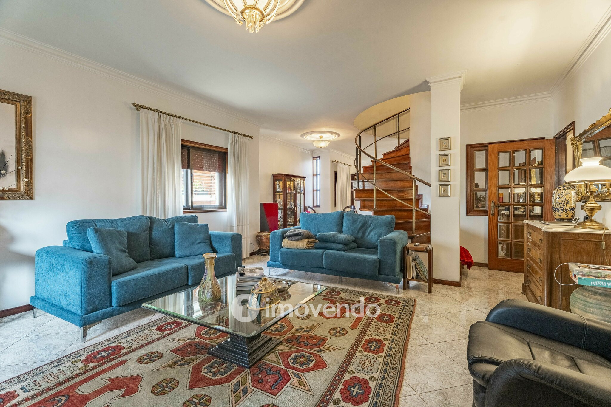 Moradia T4 com áreas amplas, garagem e jardim, na Maia