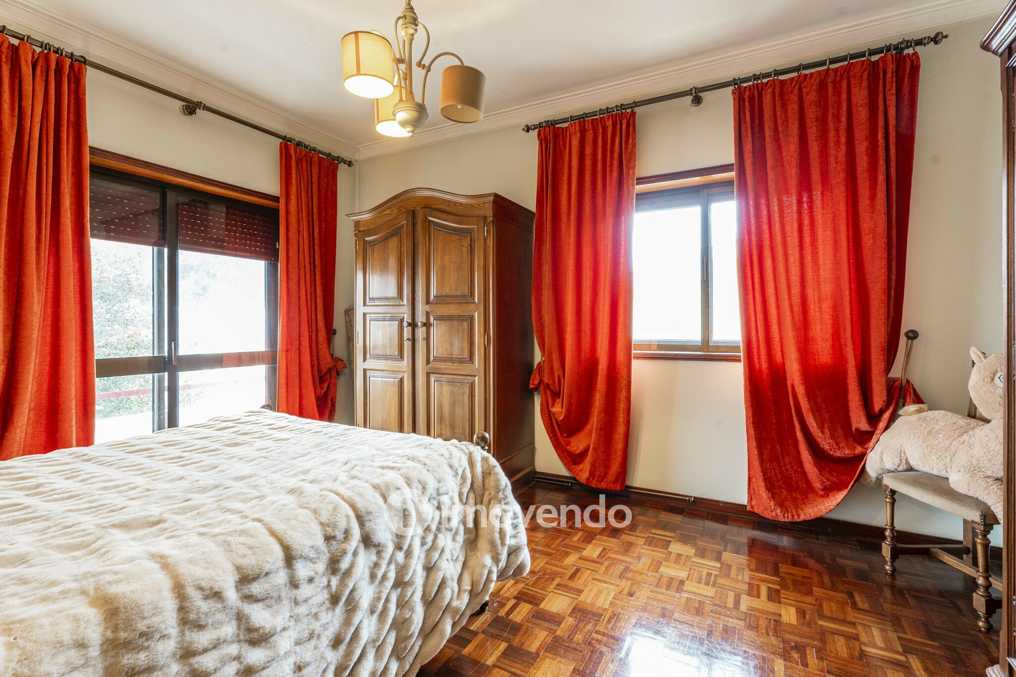 Moradia T4 com áreas amplas, garagem e jardim, na Maia