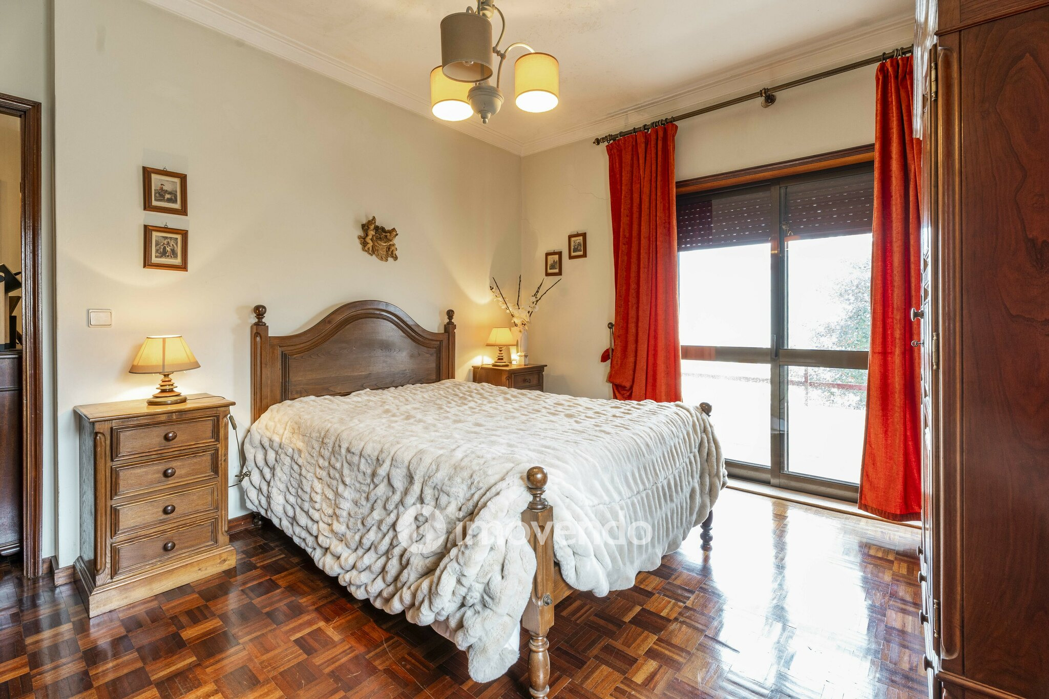 Moradia T4 com áreas amplas, garagem e jardim, na Maia