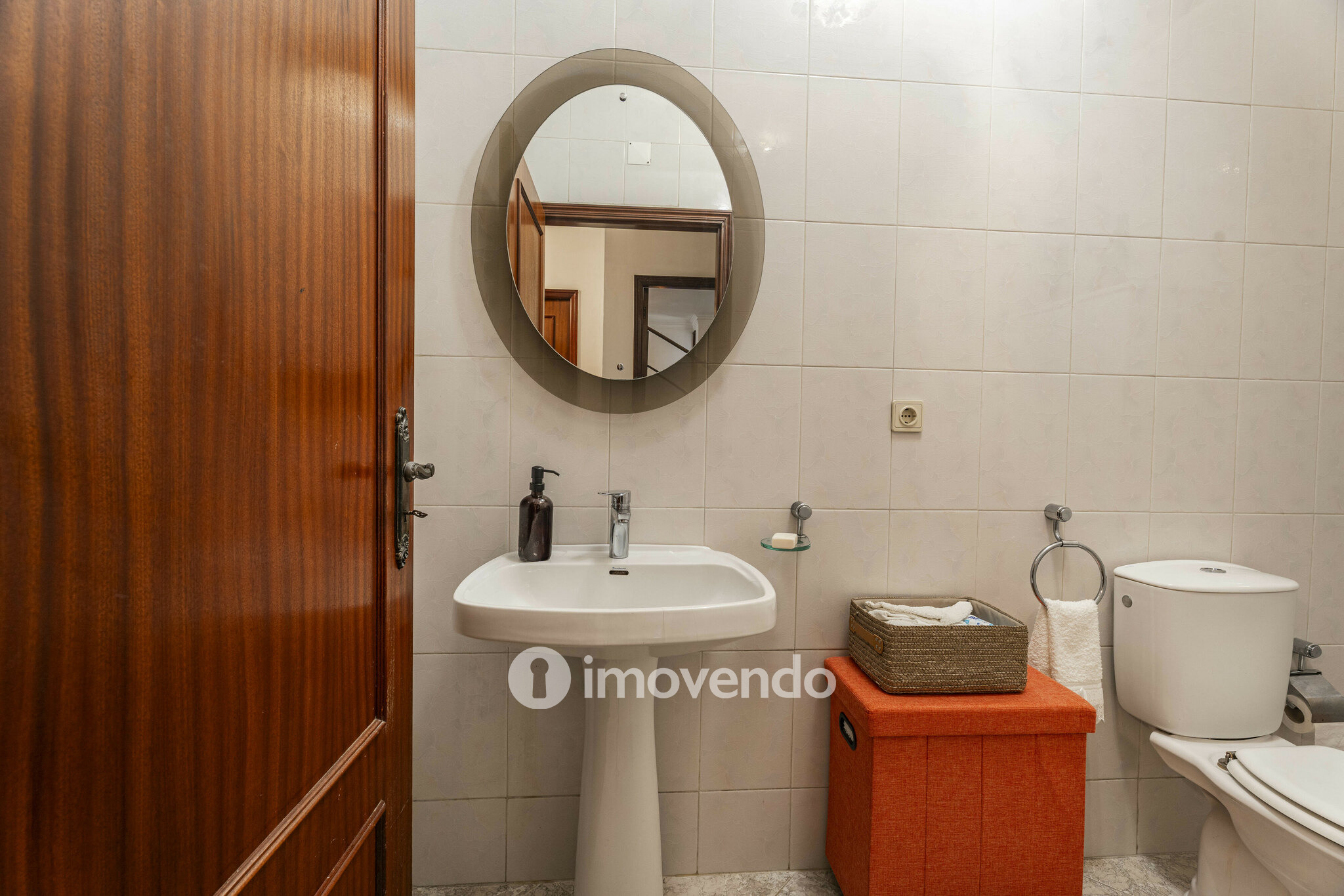 Moradia T4 com áreas amplas, garagem e jardim, na Maia