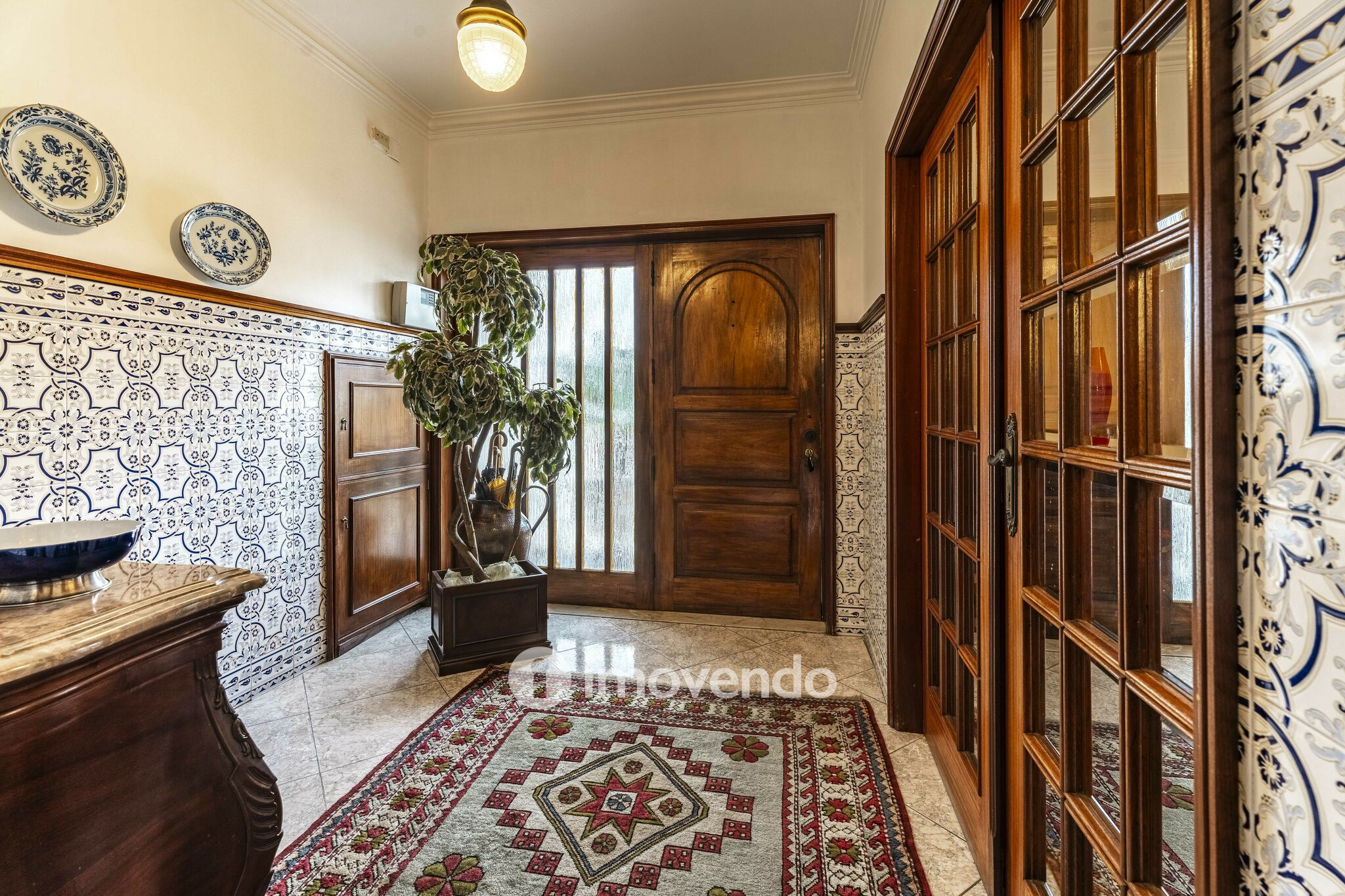 Moradia T4 com áreas amplas, garagem e jardim, na Maia