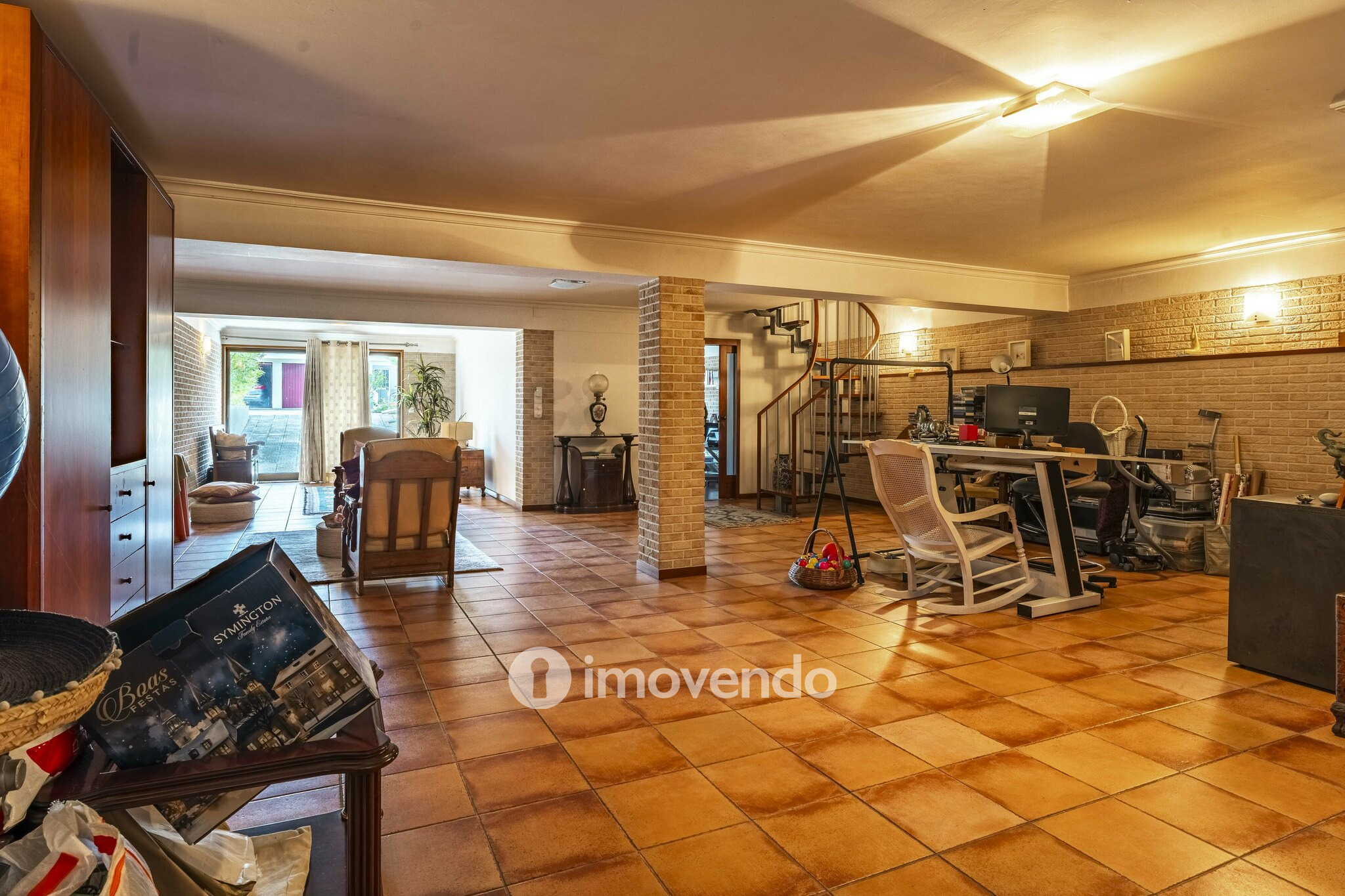 Moradia T4 com áreas amplas, garagem e jardim, na Maia