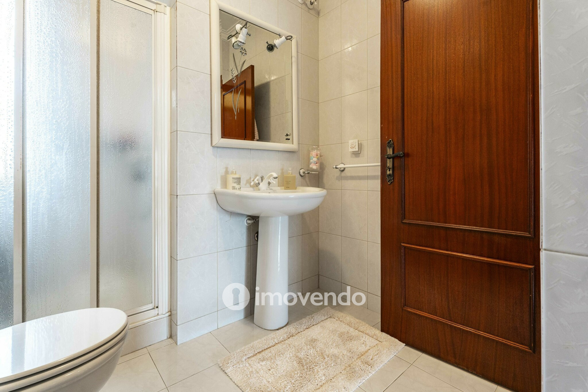 Moradia T4 com áreas amplas, garagem e jardim, na Maia