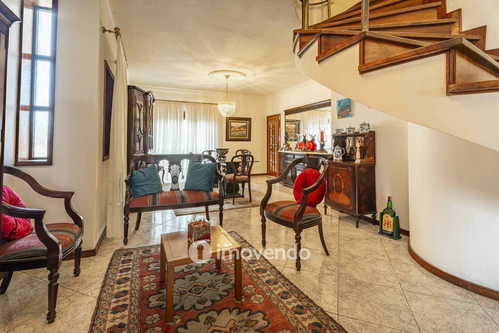 Moradia T4 com áreas amplas, garagem e jardim, na Maia