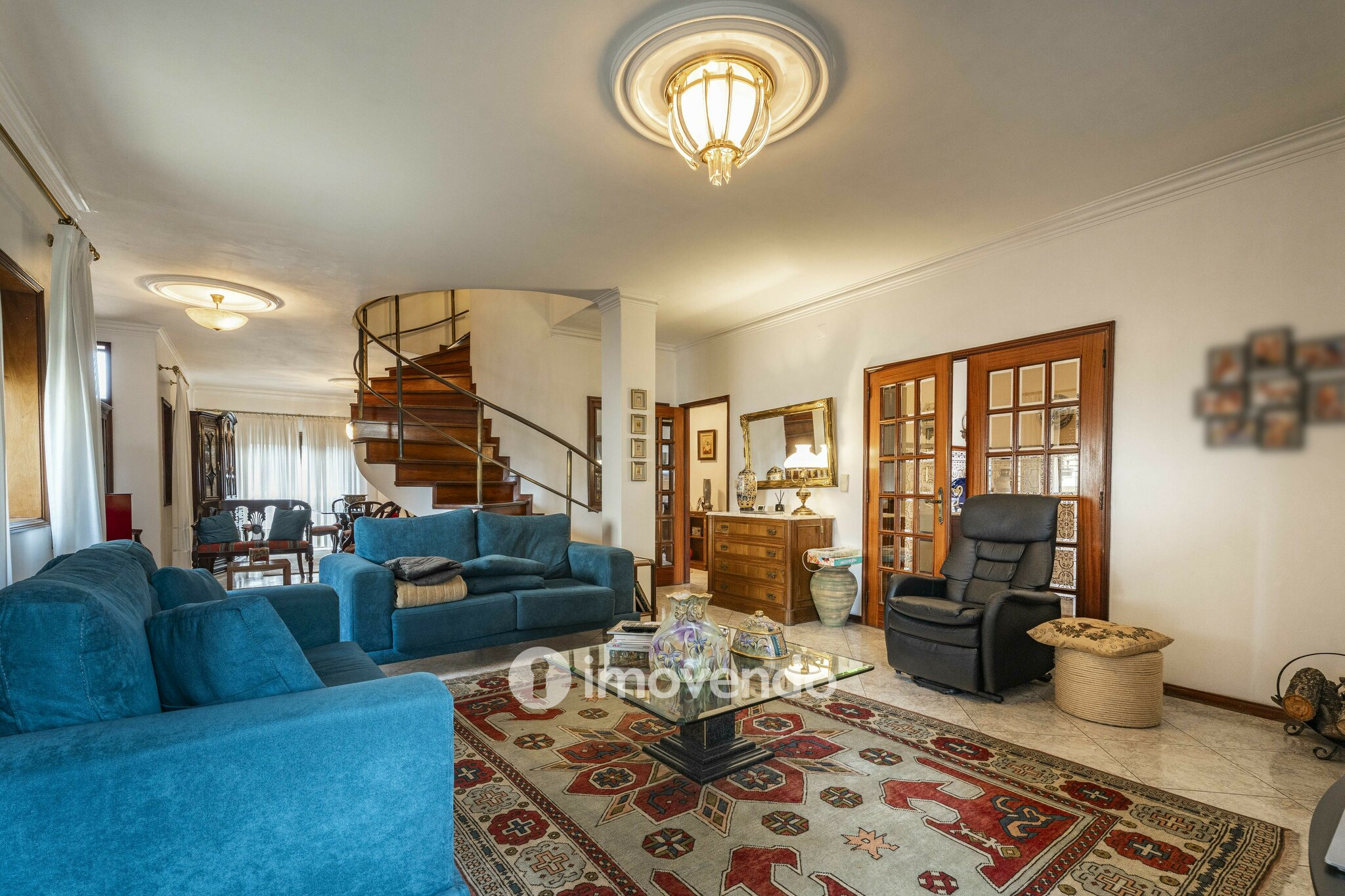 Moradia T4 com áreas amplas, garagem e jardim, na Maia