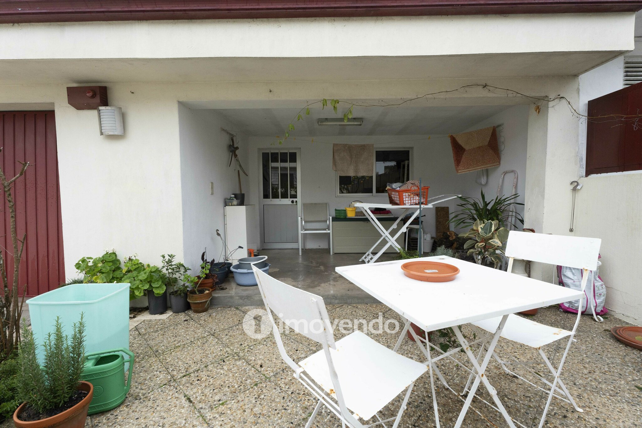 Moradia T4 com áreas amplas, garagem e jardim, na Maia