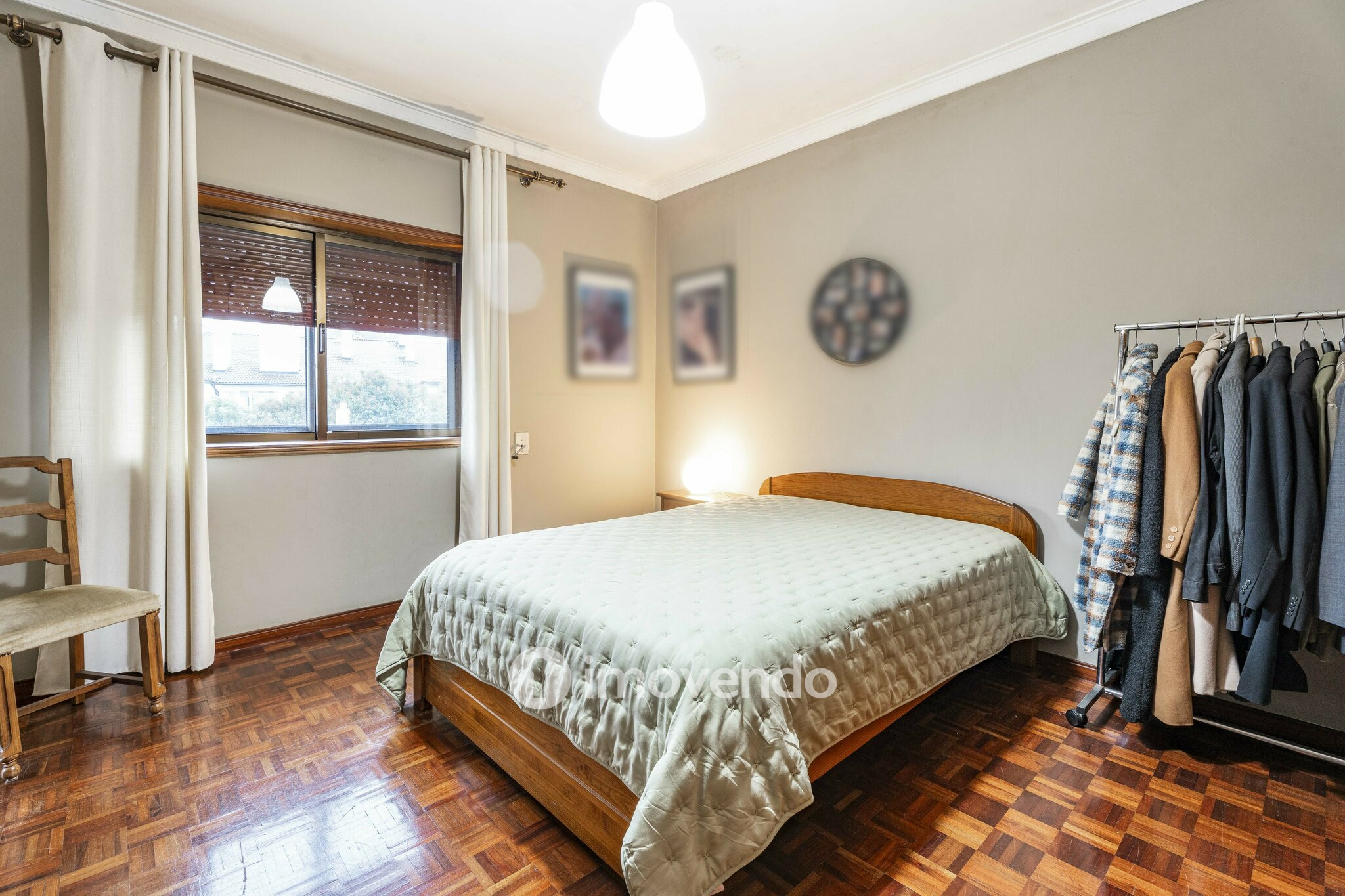 Moradia T4 com áreas amplas, garagem e jardim, na Maia