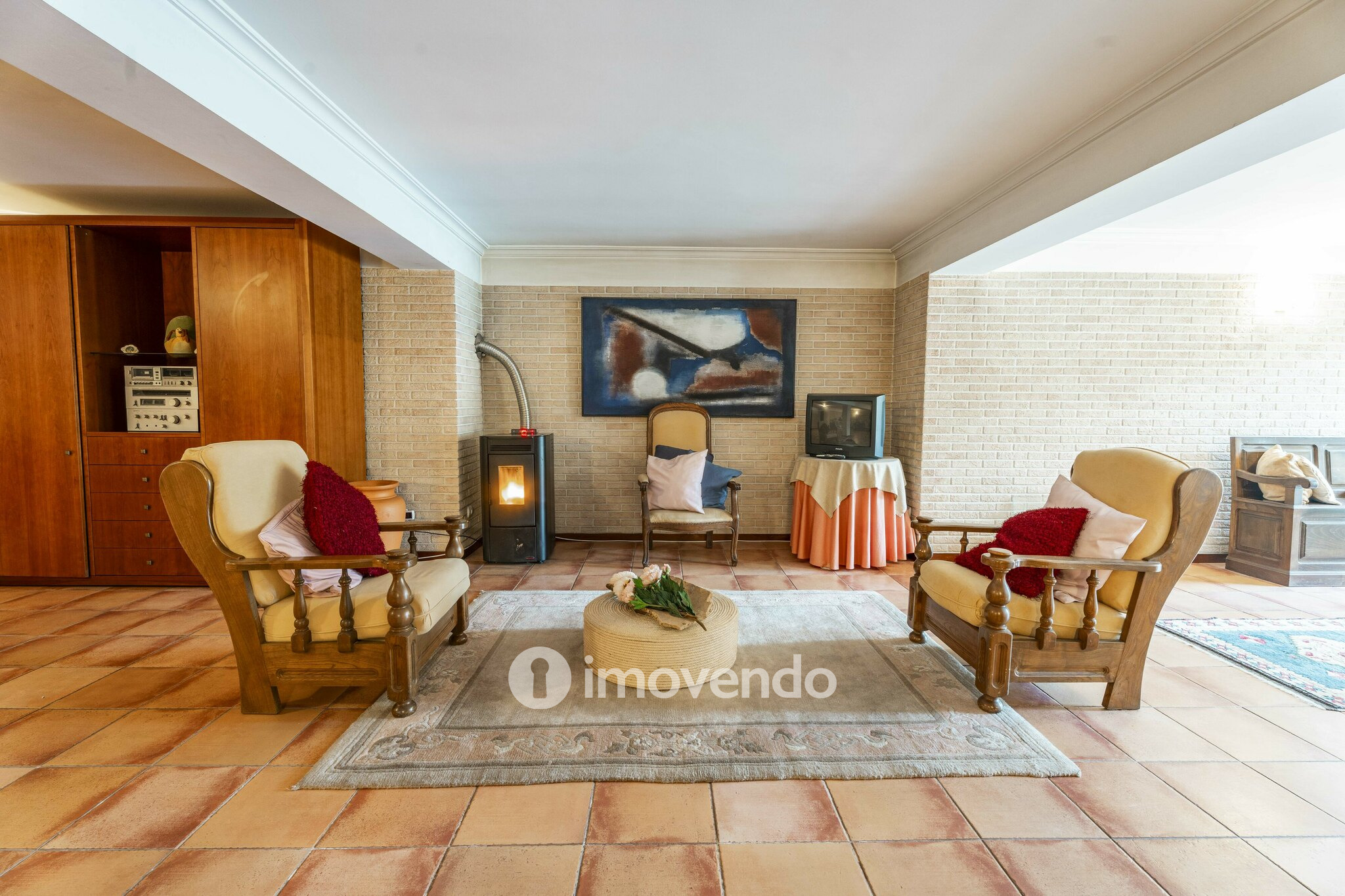 Moradia T4 com áreas amplas, garagem e jardim, na Maia