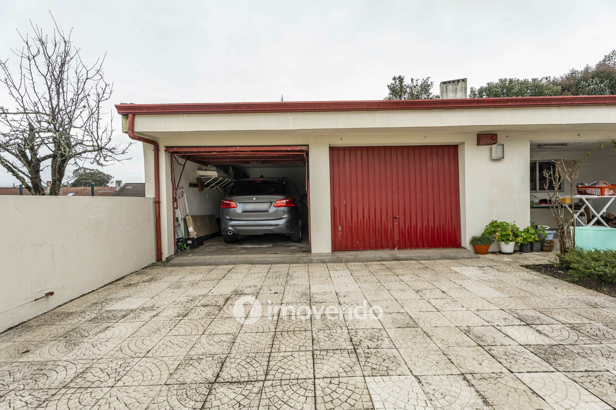 Moradia T4 com áreas amplas, garagem e jardim, na Maia