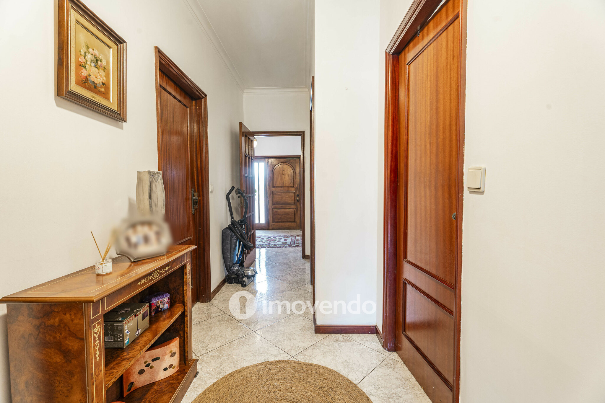 Moradia T4 com áreas amplas, garagem e jardim, na Maia