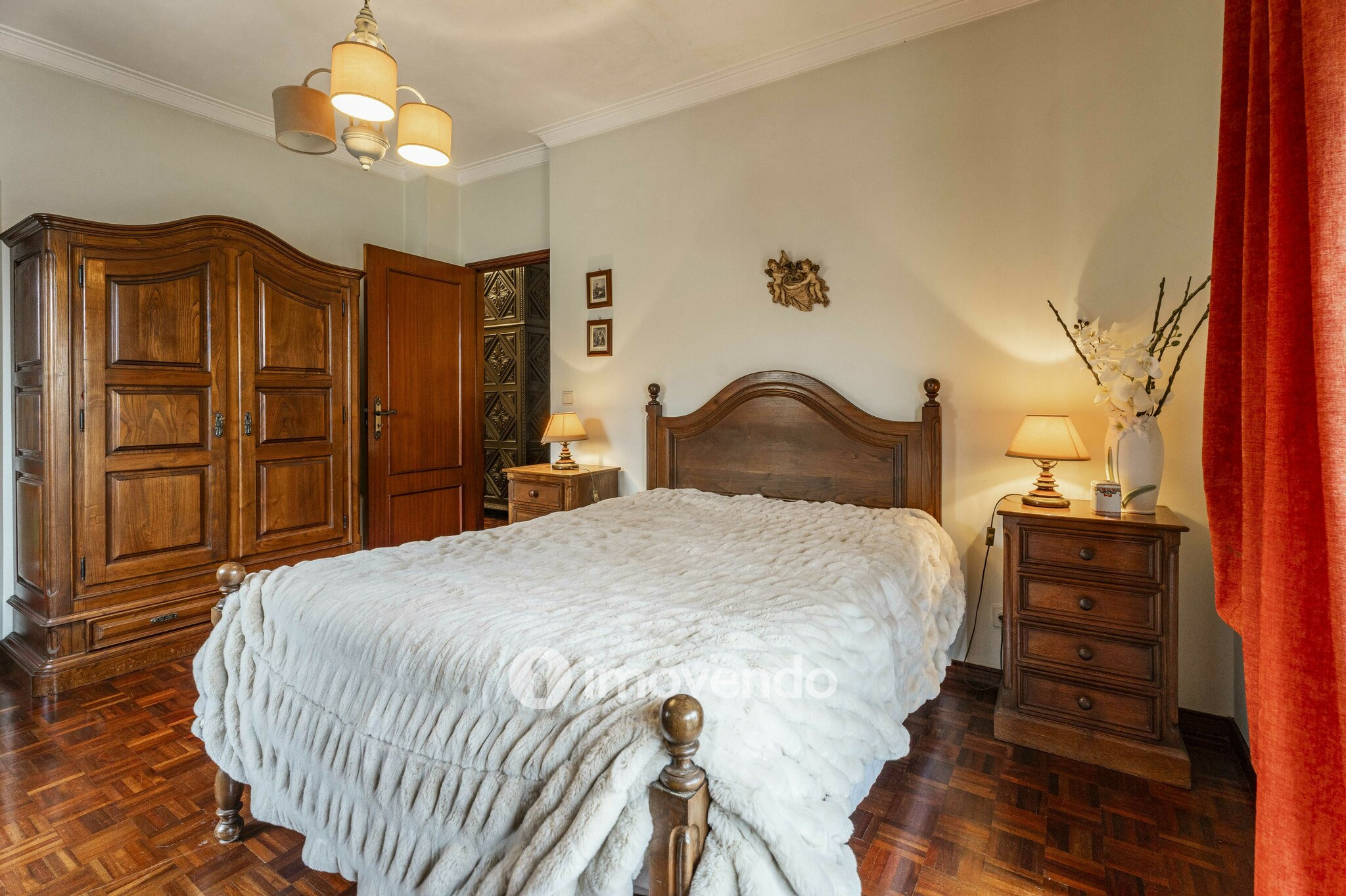 Moradia T4 com áreas amplas, garagem e jardim, na Maia