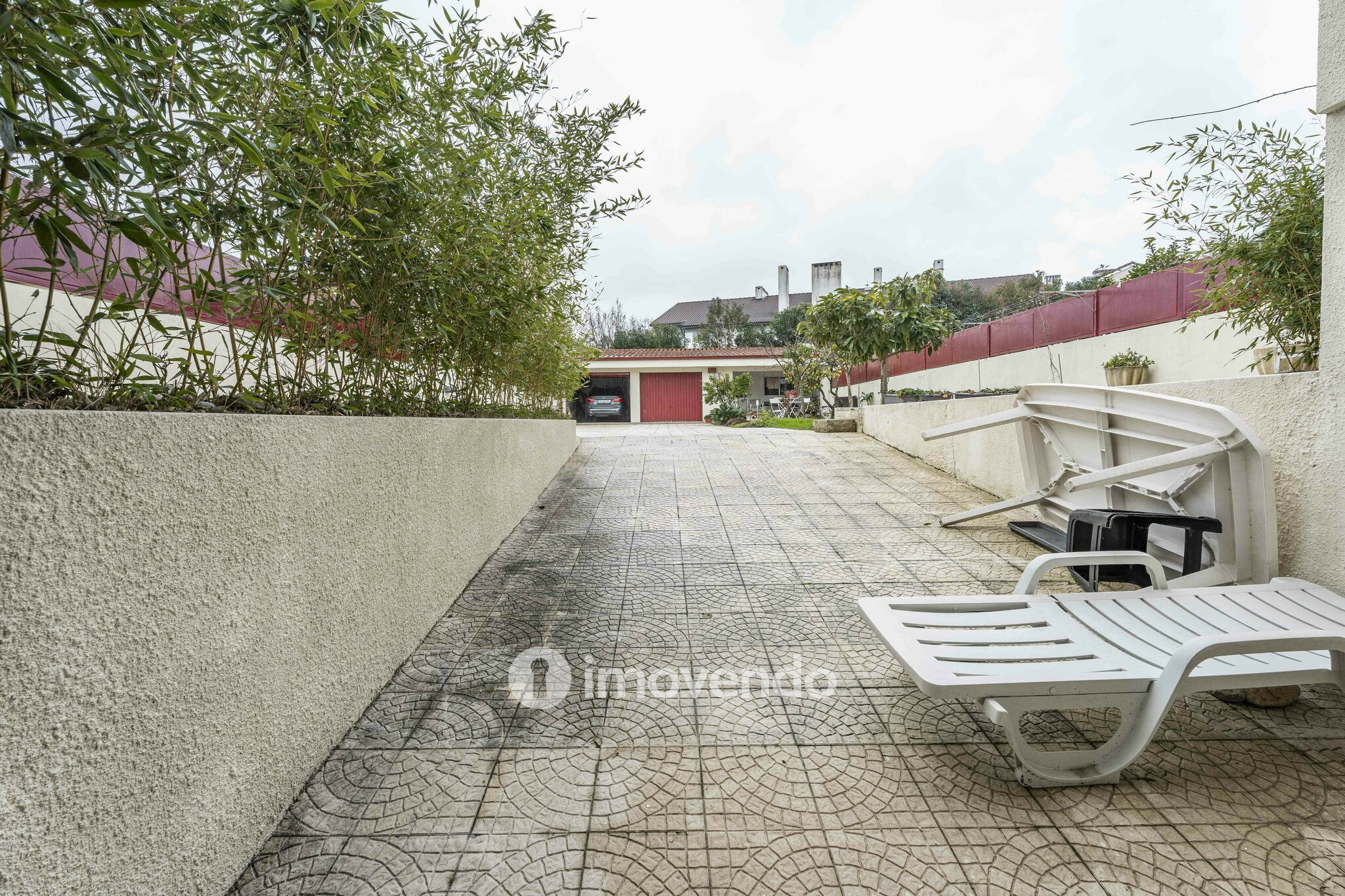 Moradia T4 com áreas amplas, garagem e jardim, na Maia