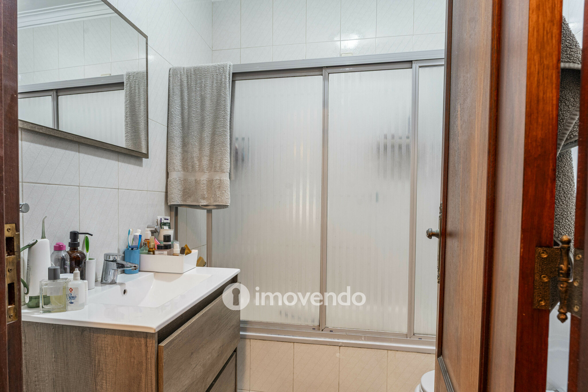 Moradia T4 com áreas amplas, garagem e jardim, na Maia