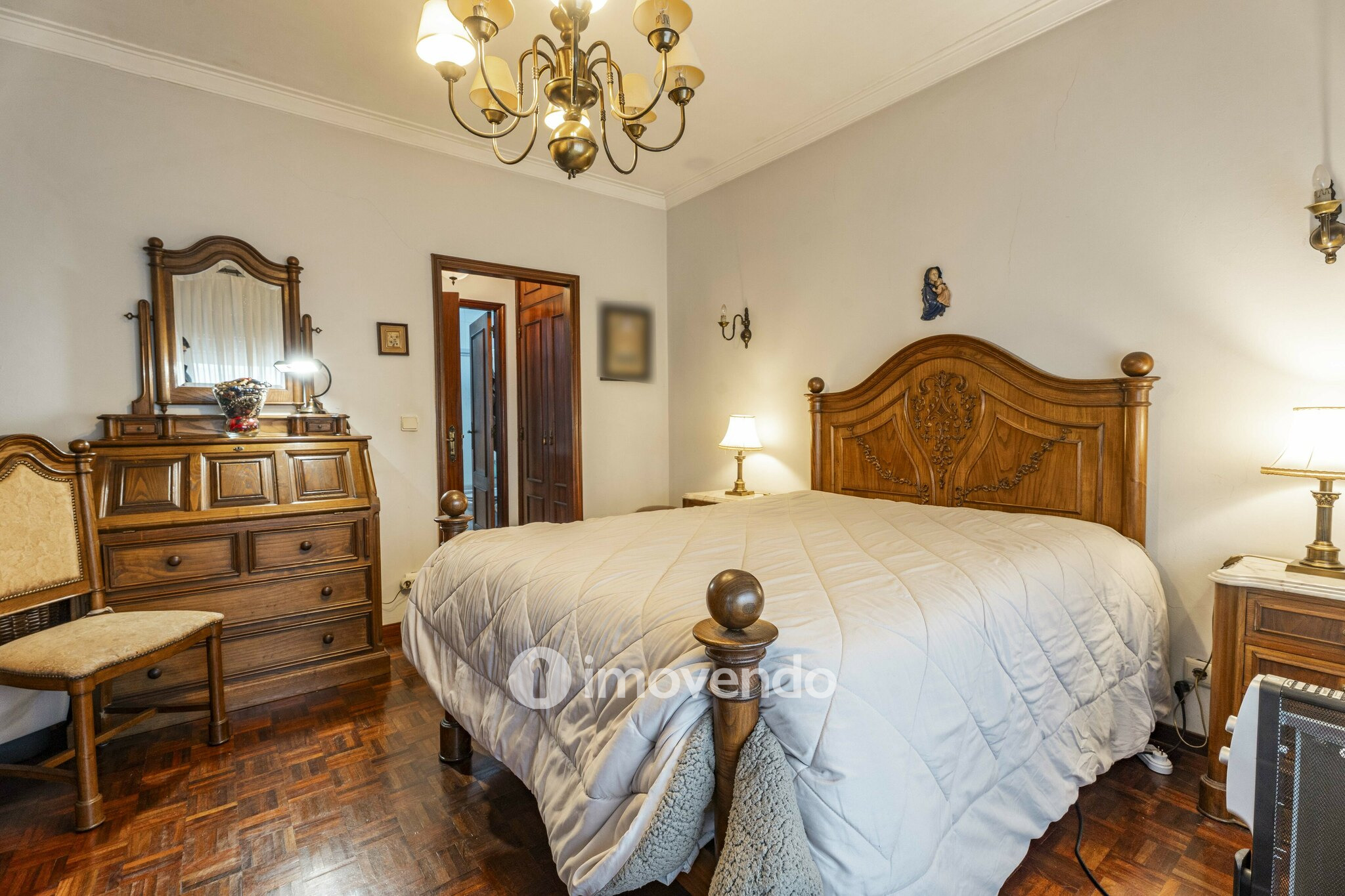 Moradia T4 com áreas amplas, garagem e jardim, na Maia