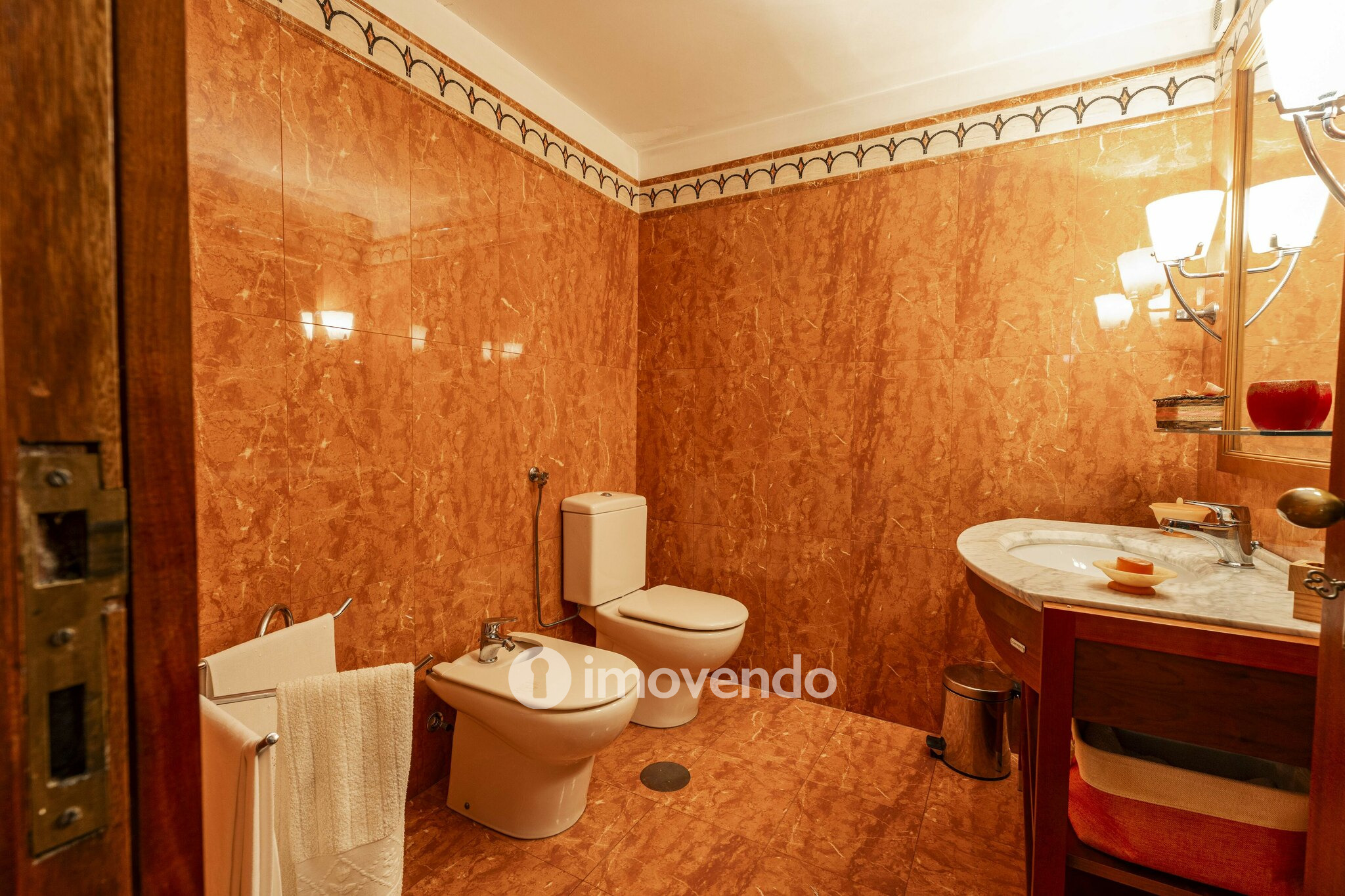 Moradia T4 com áreas amplas, garagem e jardim, na Maia