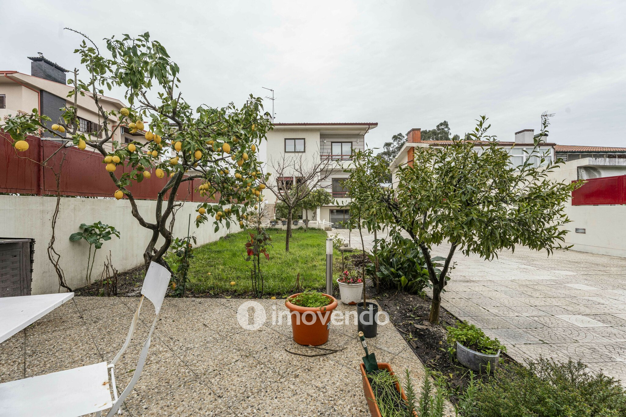 Moradia T4 com áreas amplas, garagem e jardim, na Maia