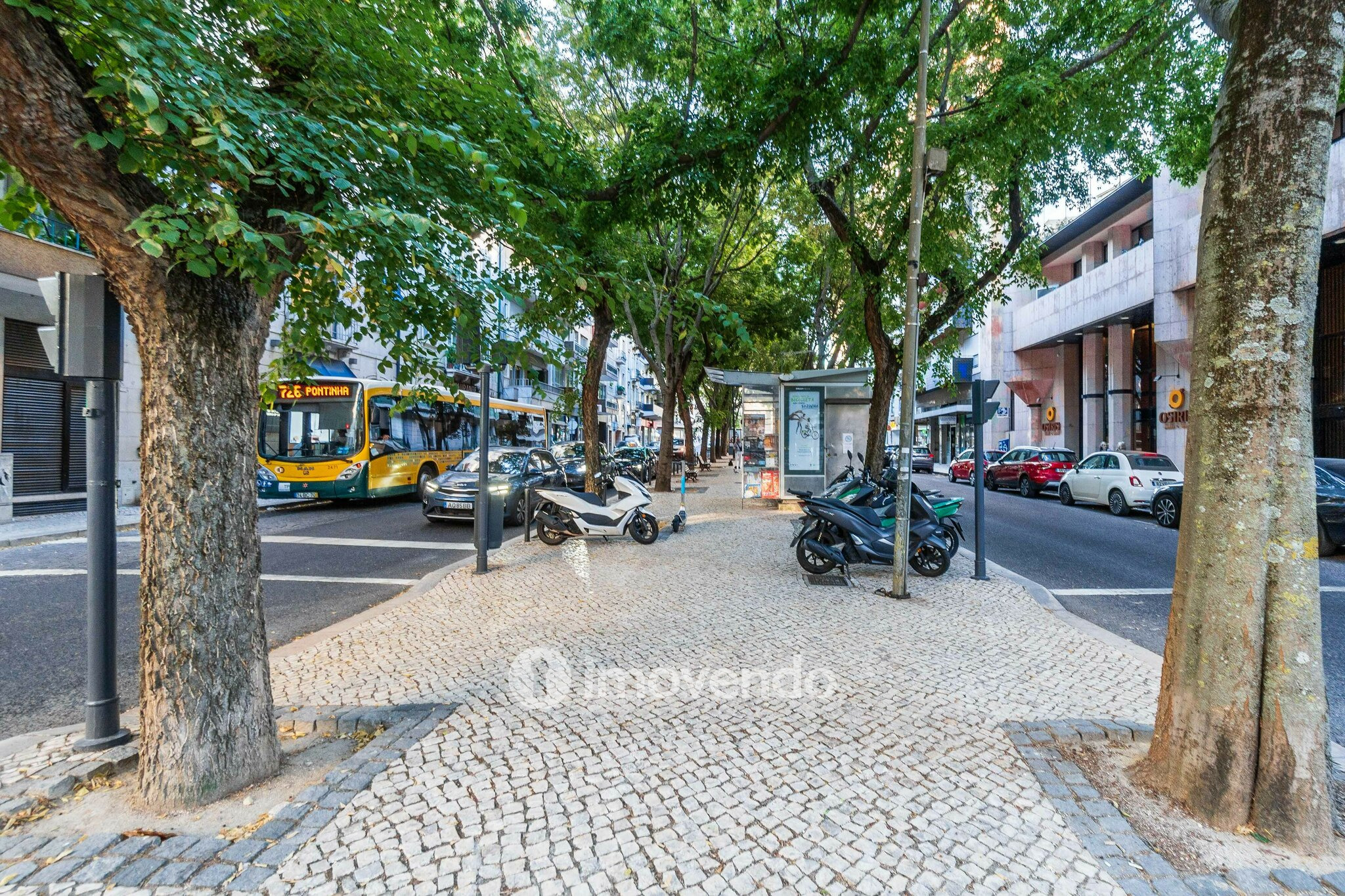 Apartamento T2 de luxo, com estacionamento, nas Avenidas Novas