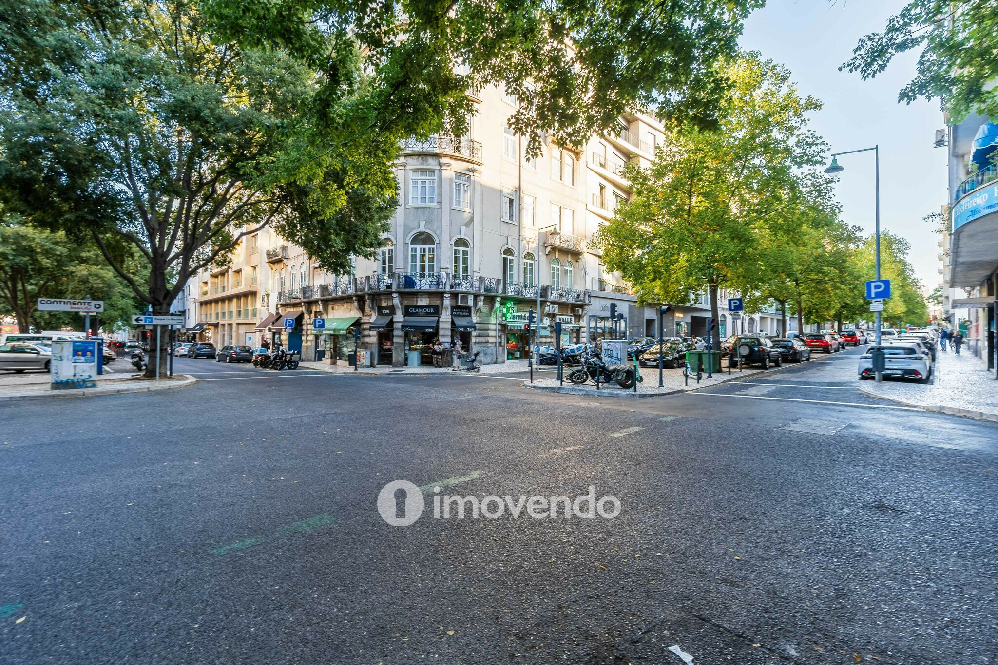 Apartamento T2 de luxo, com estacionamento, nas Avenidas Novas