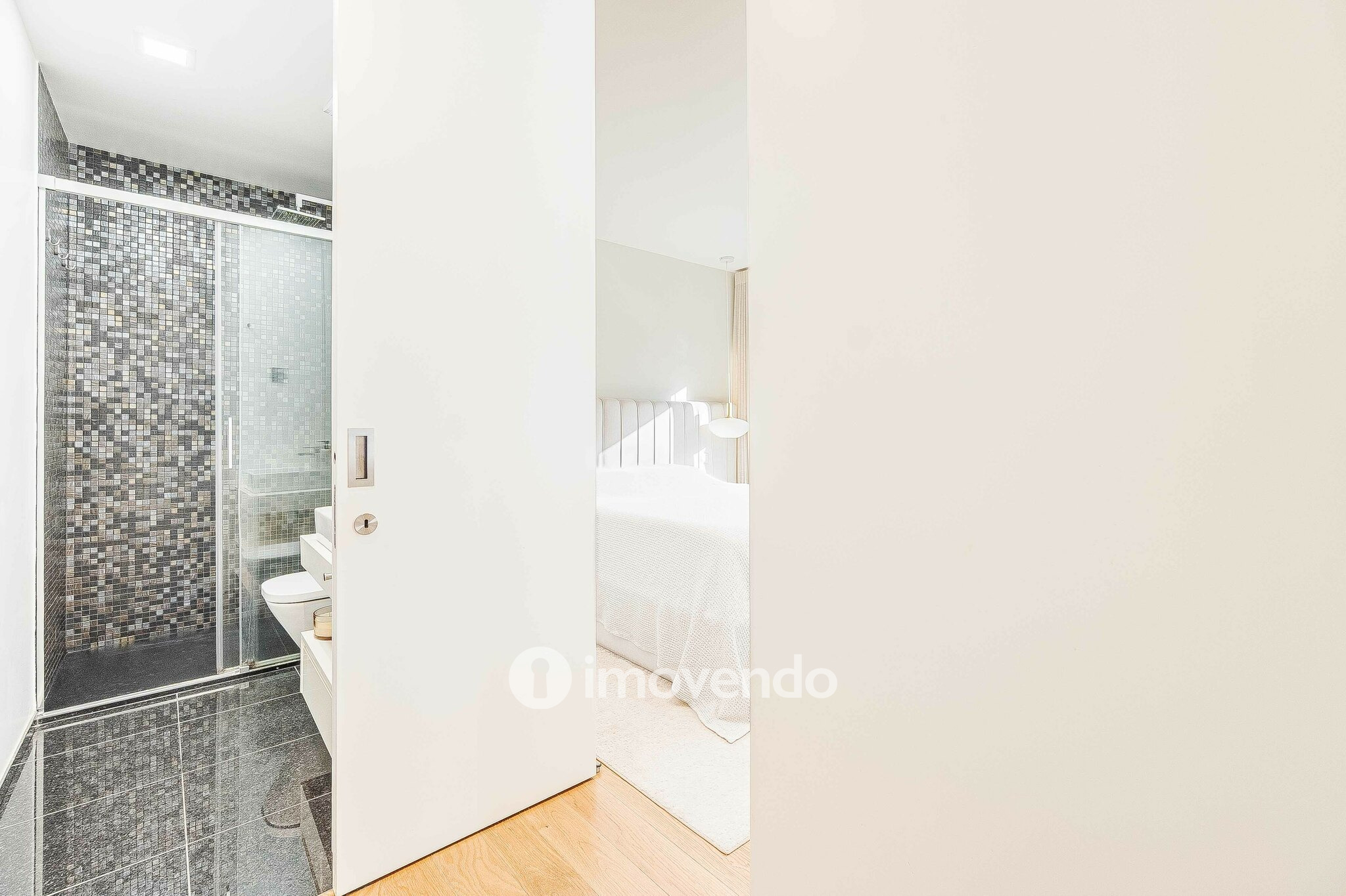 Apartamento T2 de luxo, com estacionamento, nas Avenidas Novas