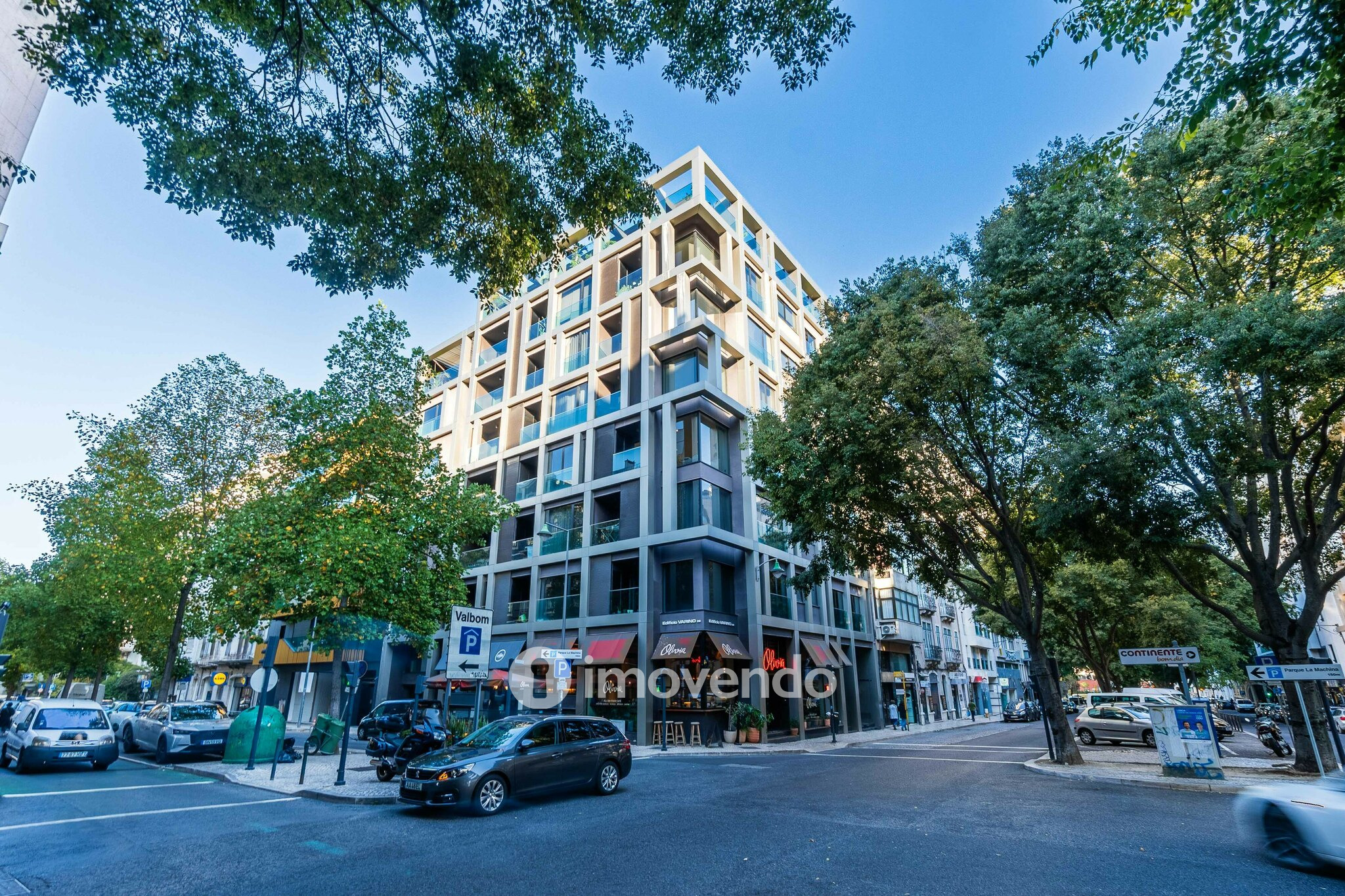 Apartamento T2 de luxo, com estacionamento, nas Avenidas Novas