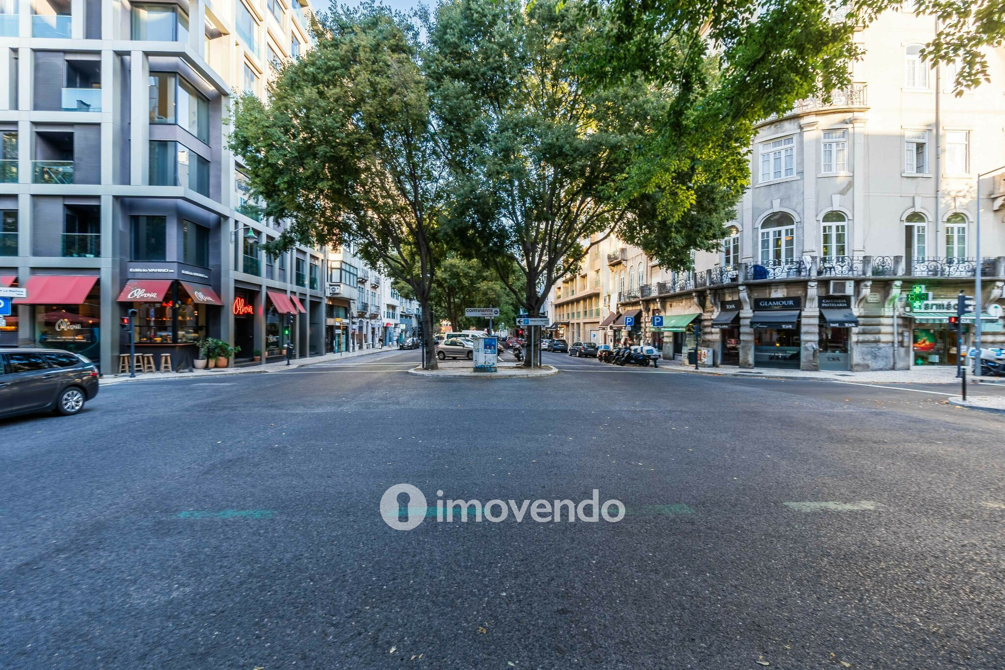 Apartamento T2 de luxo, com estacionamento, nas Avenidas Novas