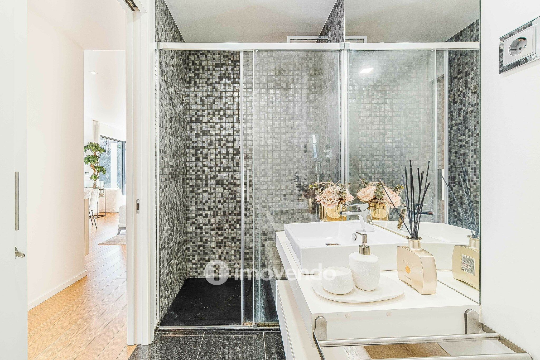 Apartamento T2 de luxo, com estacionamento, nas Avenidas Novas