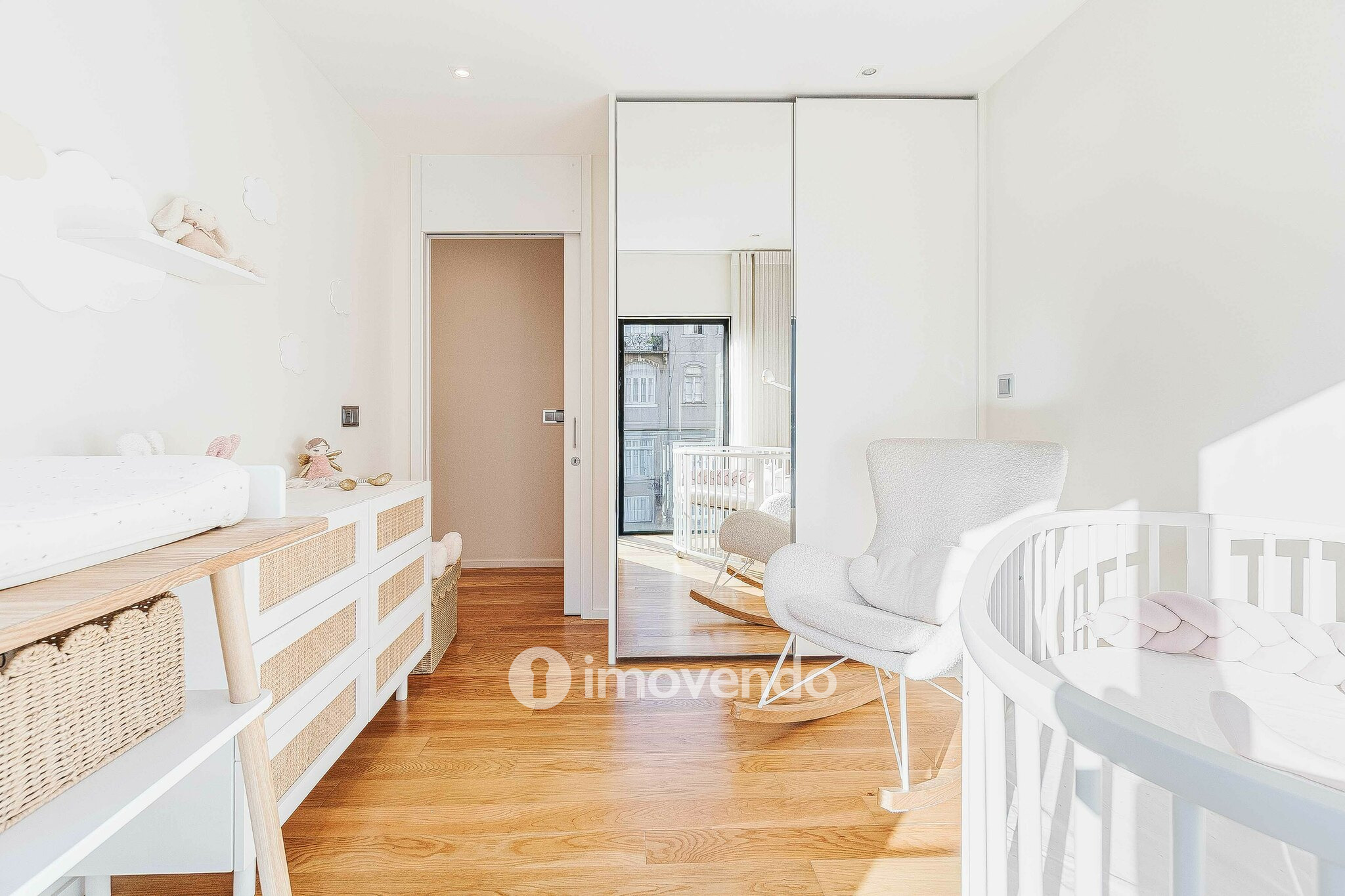 Apartamento T2 de luxo, com estacionamento, nas Avenidas Novas