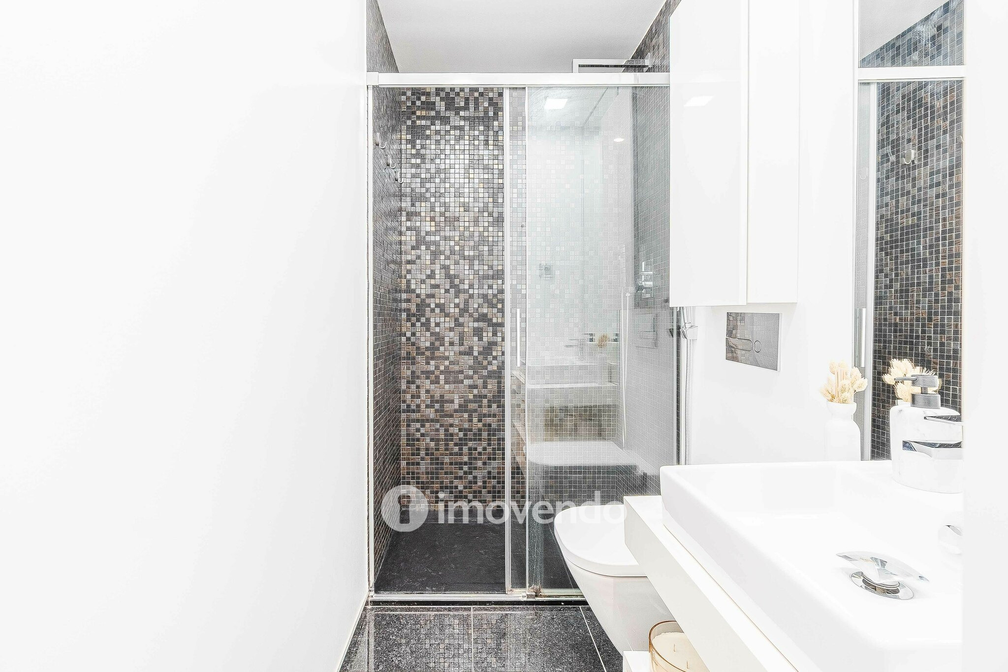 Apartamento T2 de luxo, com estacionamento, nas Avenidas Novas