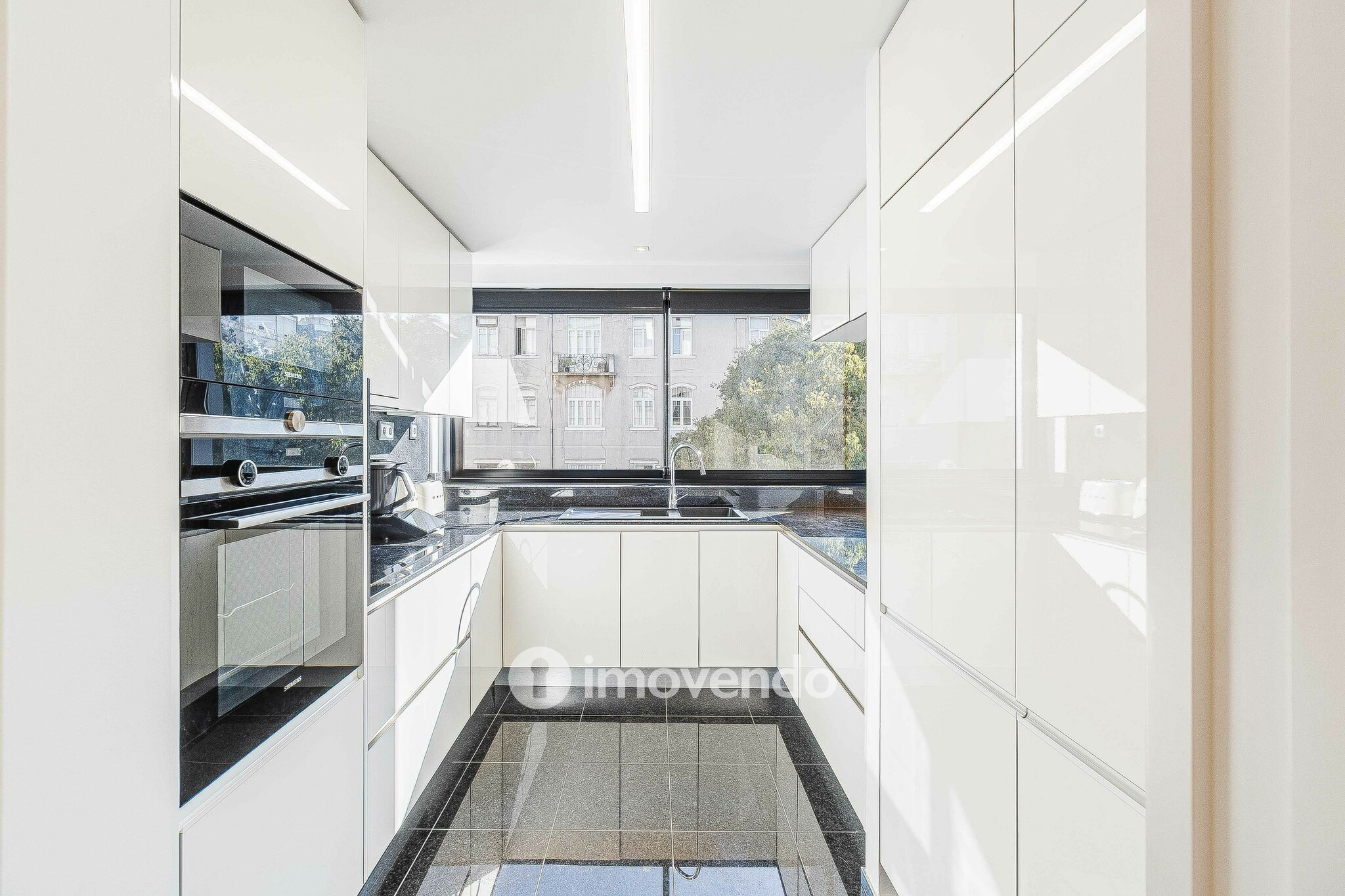 Apartamento T2 de luxo, com estacionamento, nas Avenidas Novas