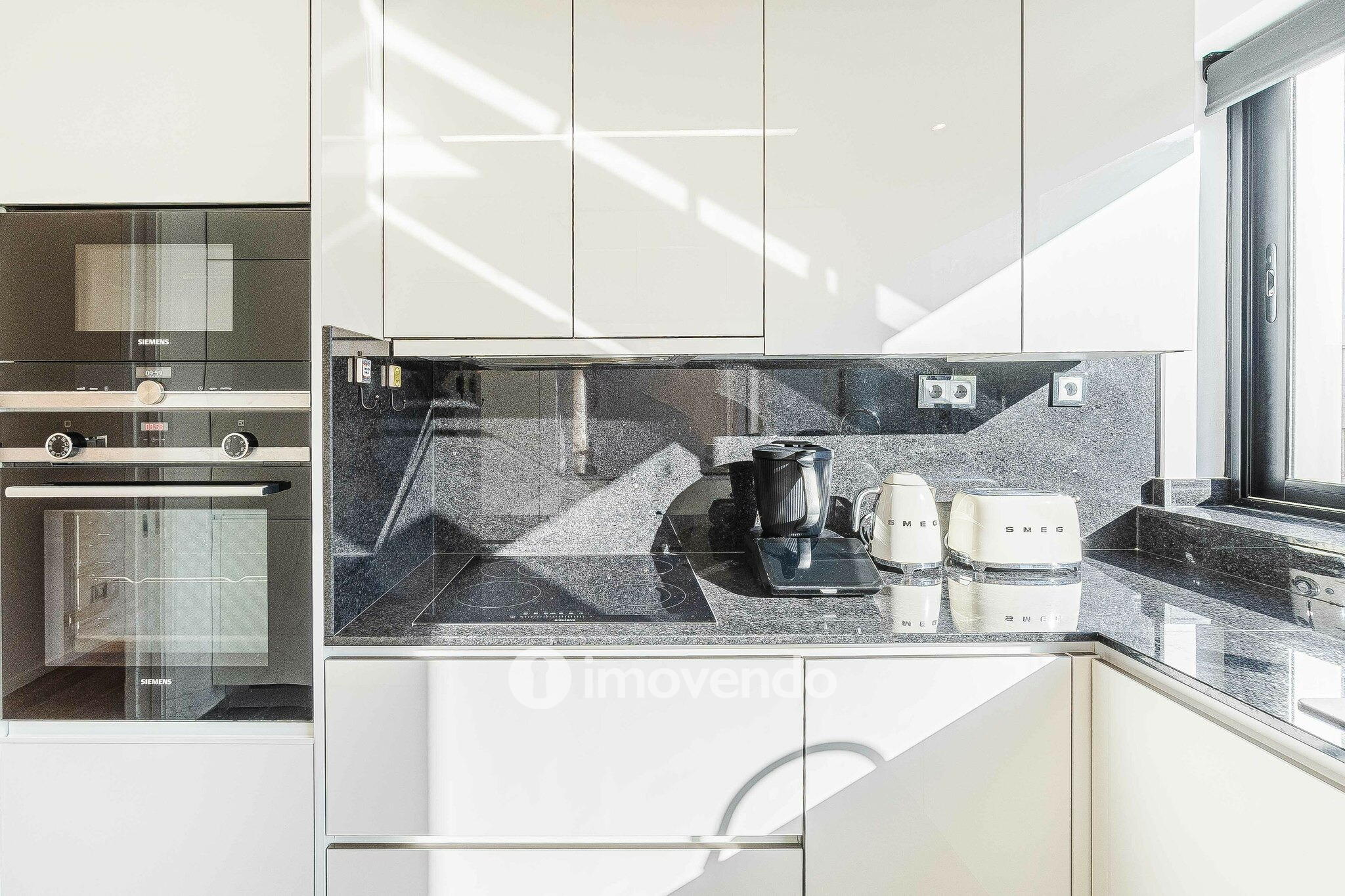 Apartamento T2 de luxo, com estacionamento, nas Avenidas Novas