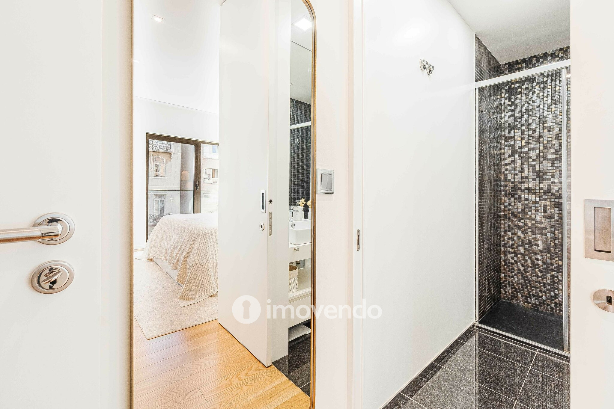 Apartamento T2 de luxo, com estacionamento, nas Avenidas Novas