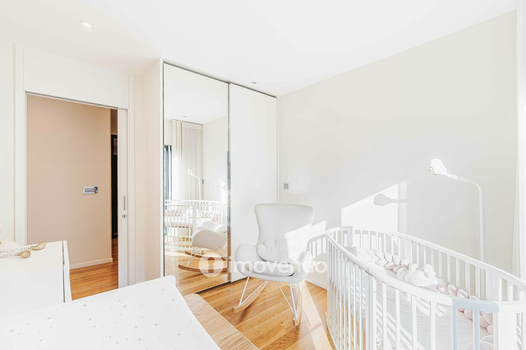 Apartamento T2 de luxo, com estacionamento, nas Avenidas Novas