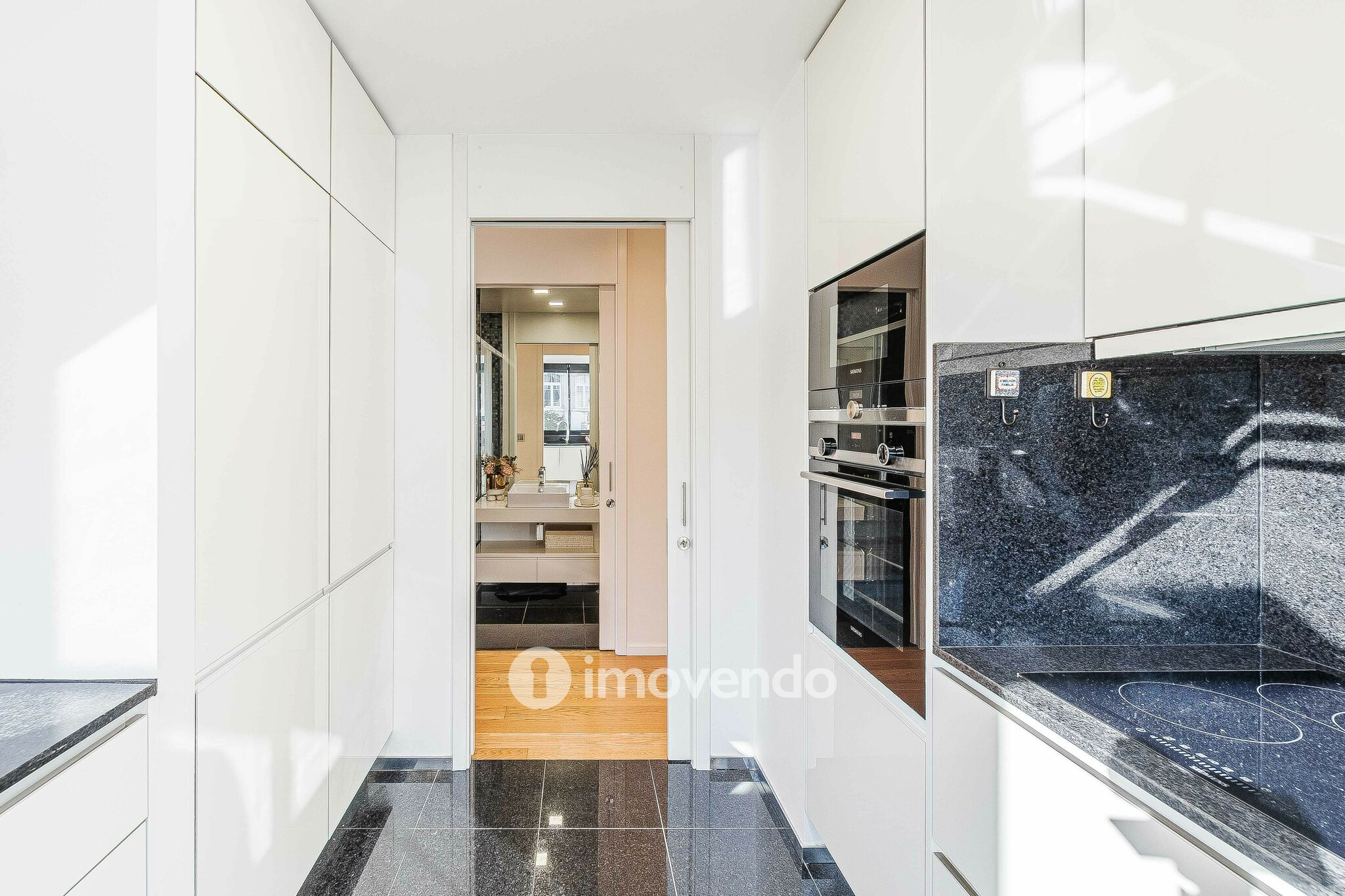 Apartamento T2 de luxo, com estacionamento, nas Avenidas Novas