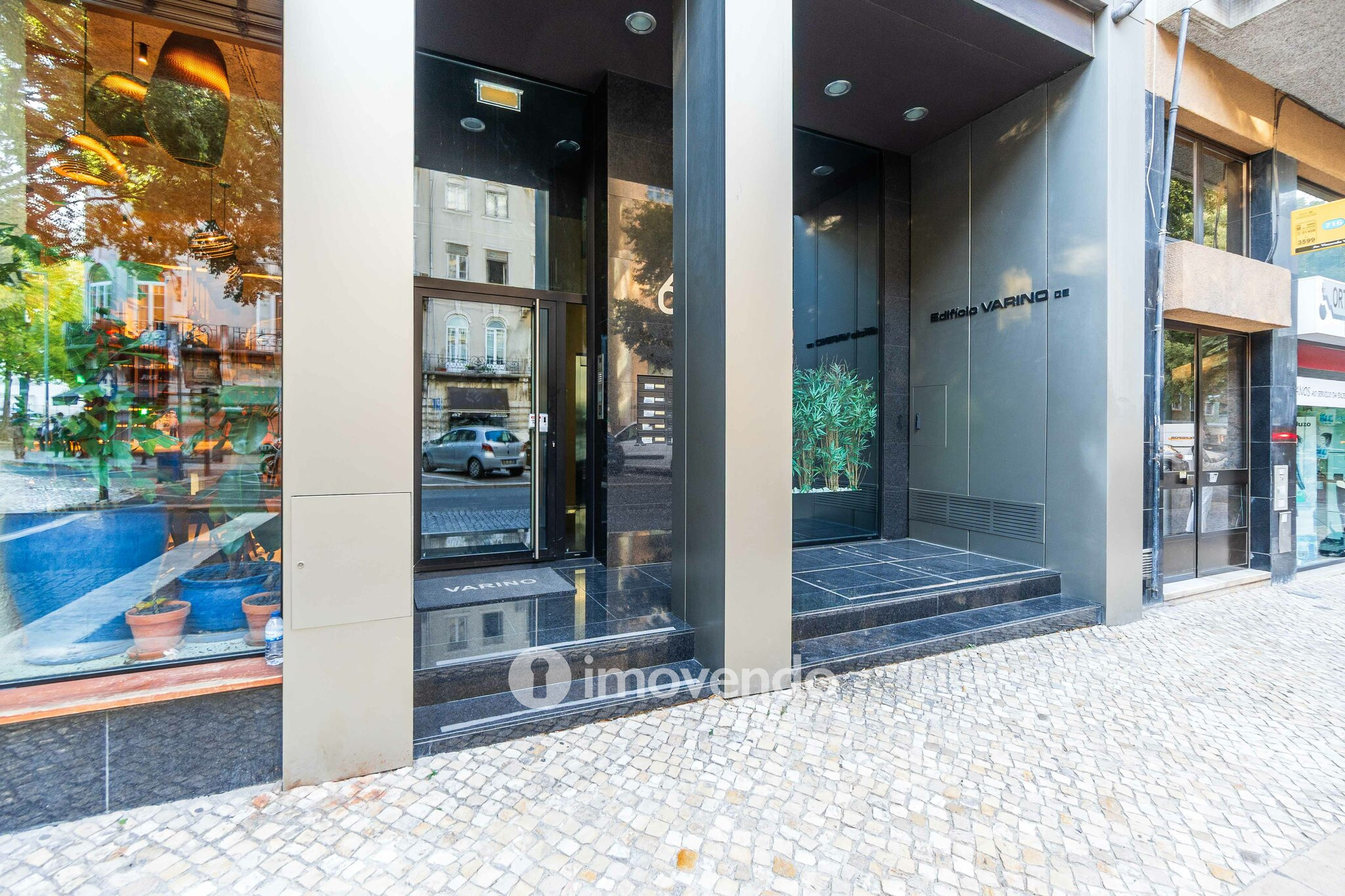 Apartamento T2 de luxo, com estacionamento, nas Avenidas Novas