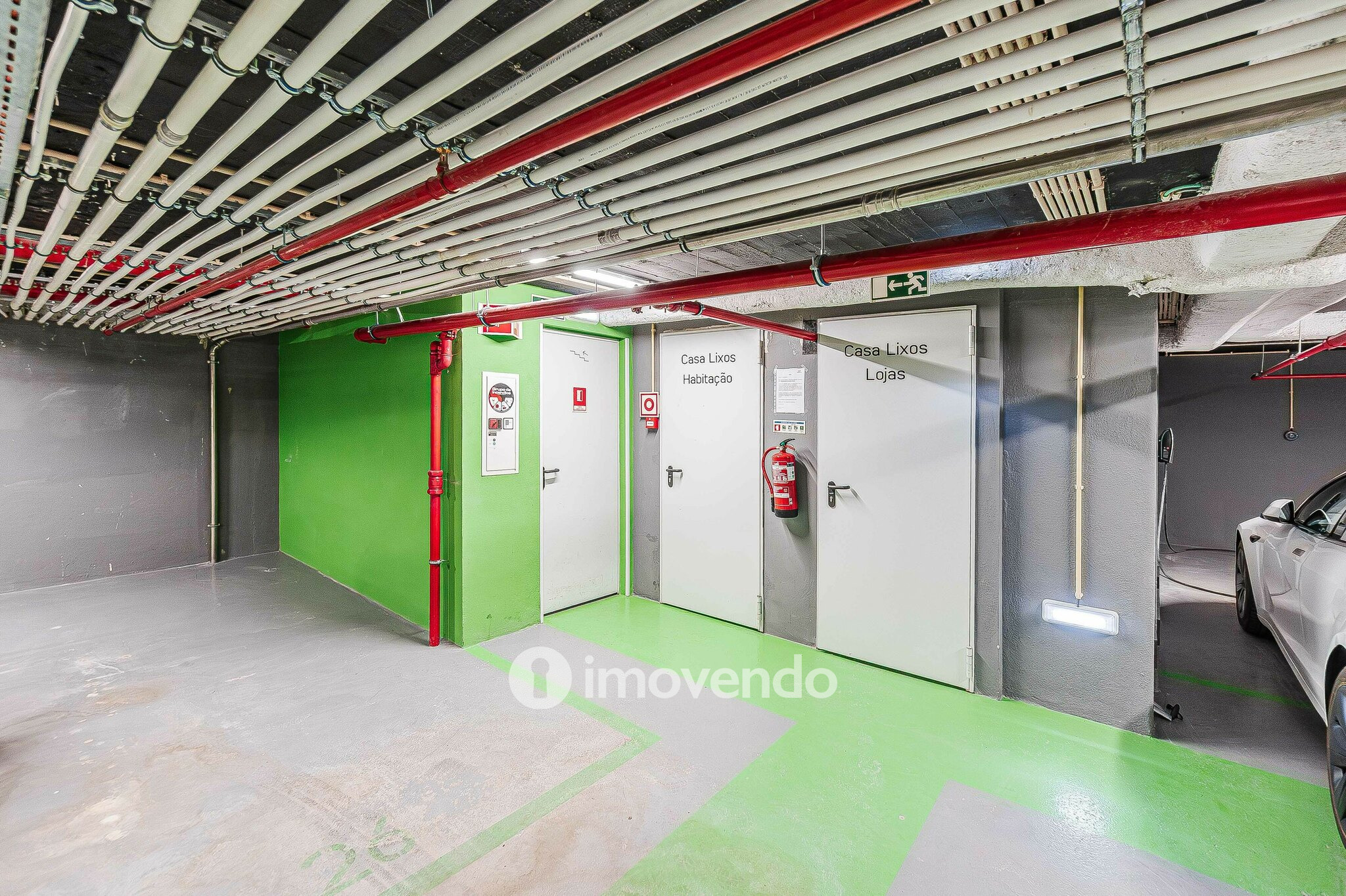 Apartamento T2 de luxo, com estacionamento, nas Avenidas Novas