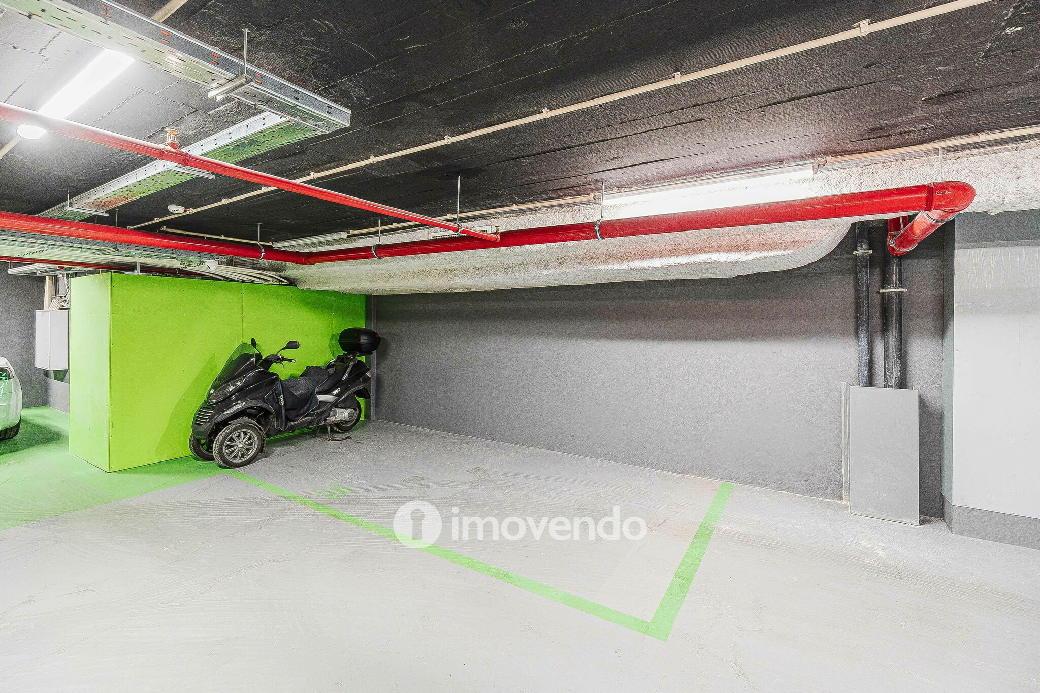 Apartamento T2 de luxo, com estacionamento, nas Avenidas Novas