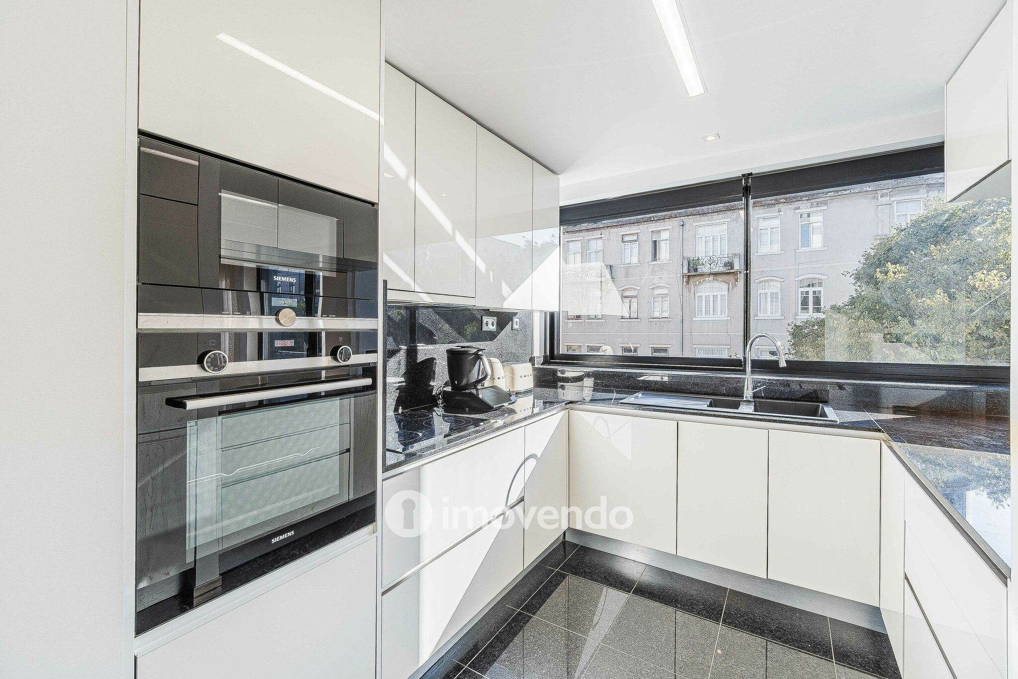 Apartamento T2 de luxo, com estacionamento, nas Avenidas Novas