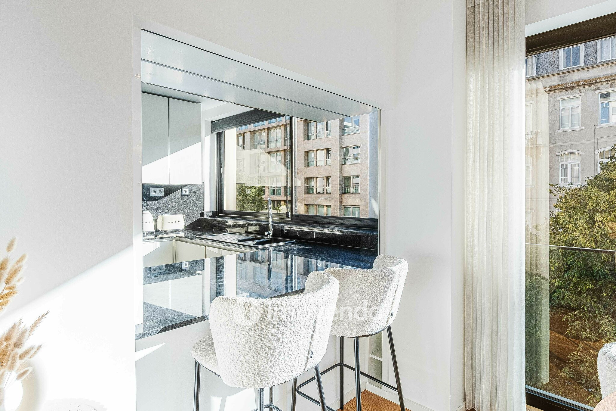 Apartamento T2 de luxo, com estacionamento, nas Avenidas Novas