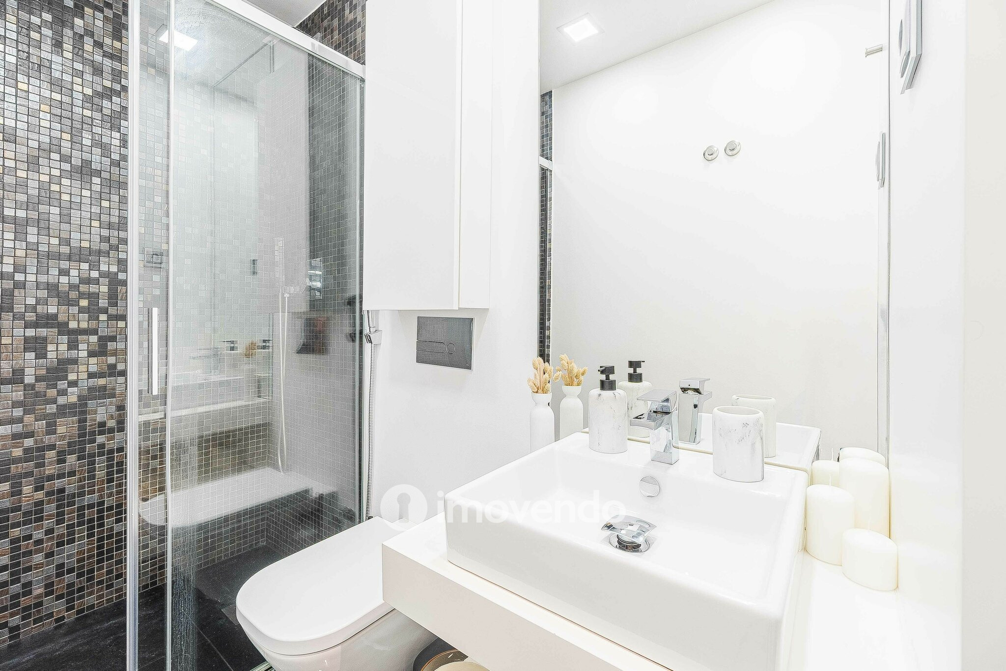 Apartamento T2 de luxo, com estacionamento, nas Avenidas Novas