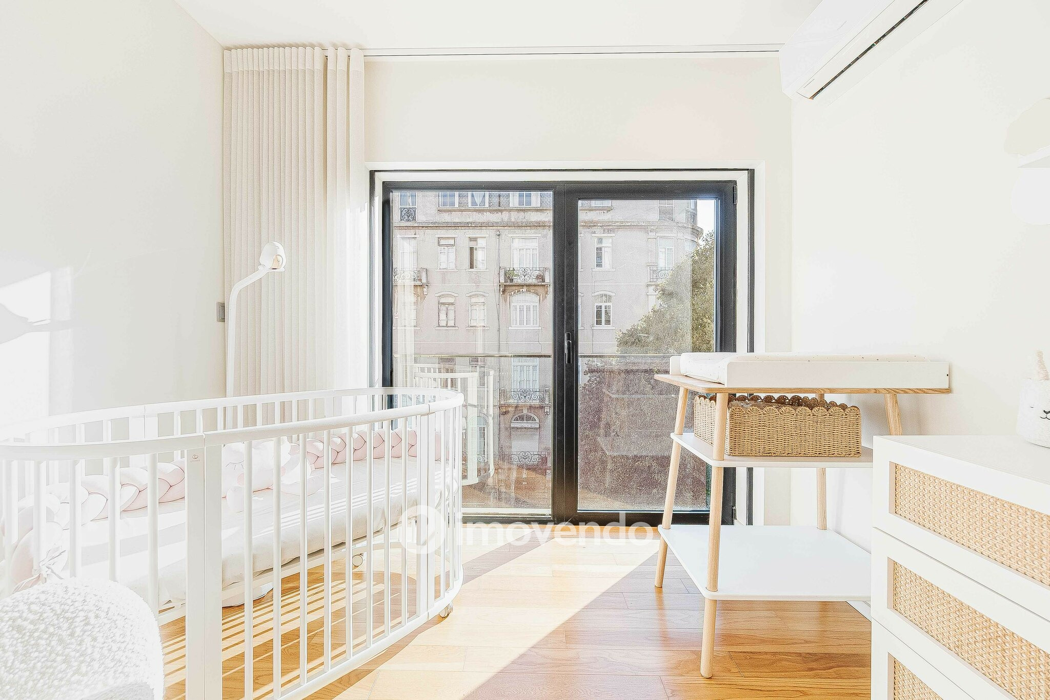 Apartamento T2 de luxo, com estacionamento, nas Avenidas Novas