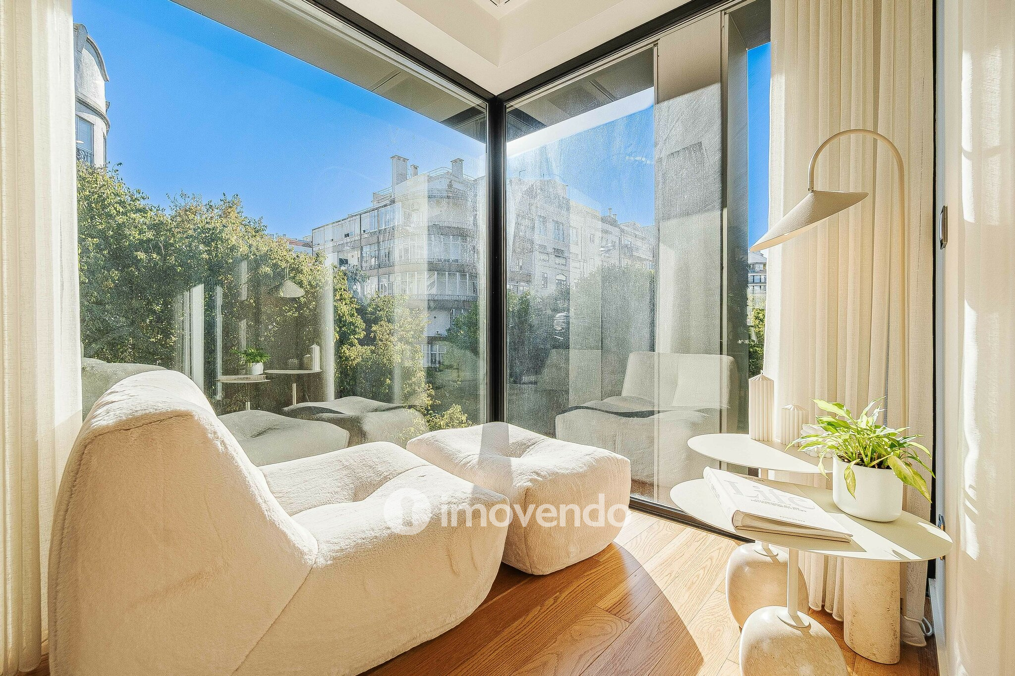 Apartamento T2 de luxo, com estacionamento, nas Avenidas Novas