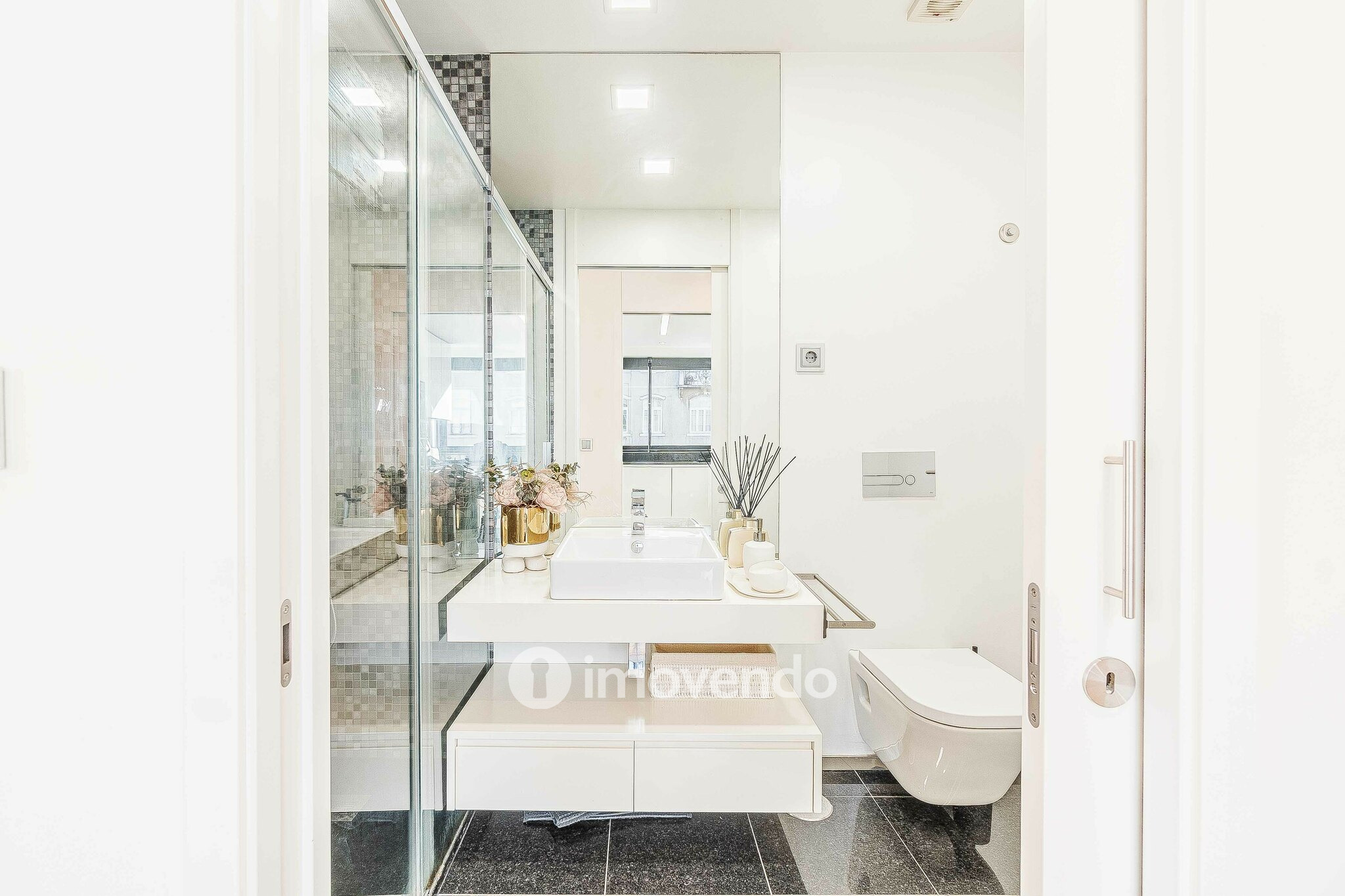 Apartamento T2 de luxo, com estacionamento, nas Avenidas Novas