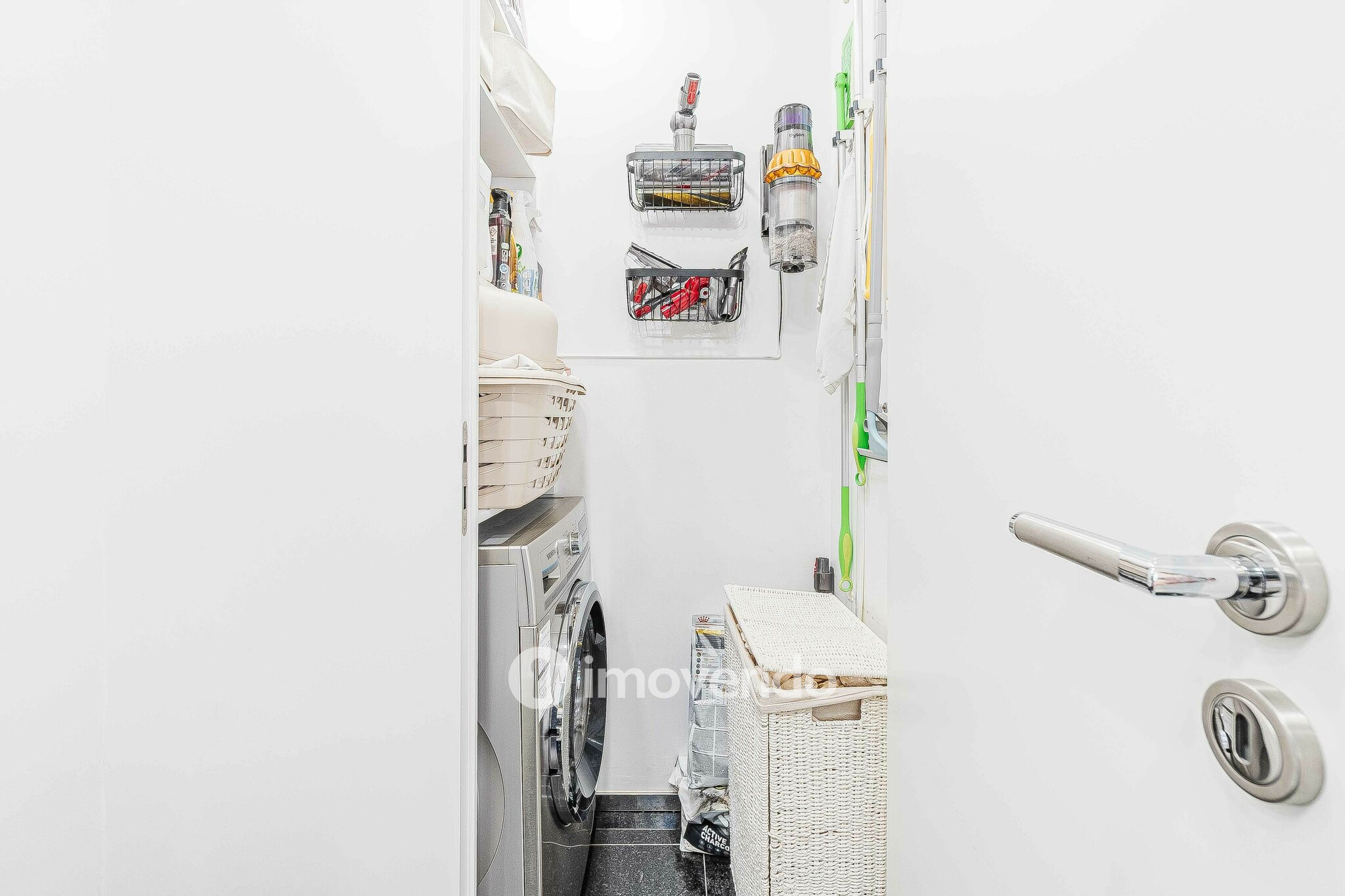 Apartamento T2 de luxo, com estacionamento, nas Avenidas Novas