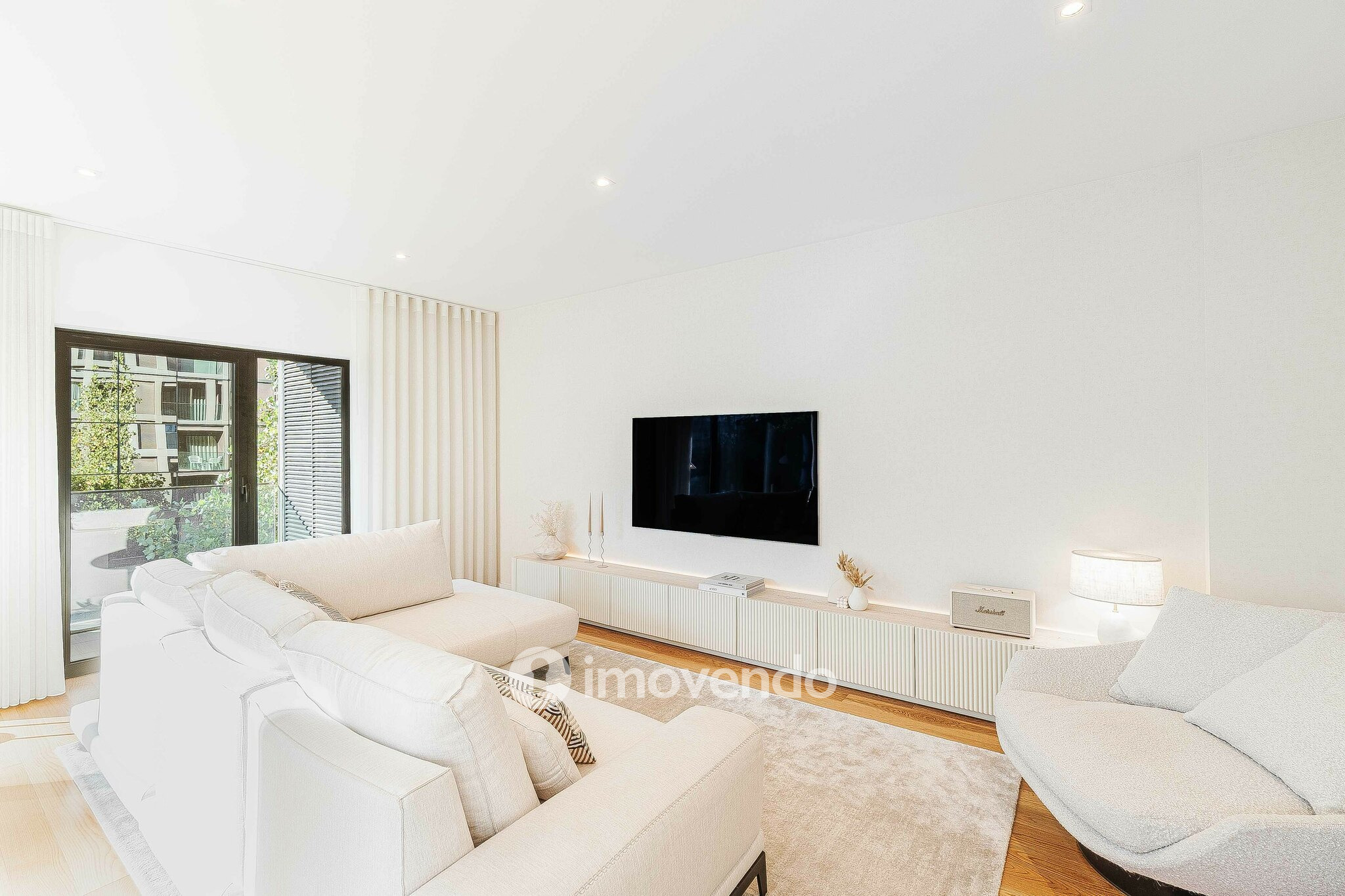 Apartamento T2 de luxo, com estacionamento, nas Avenidas Novas