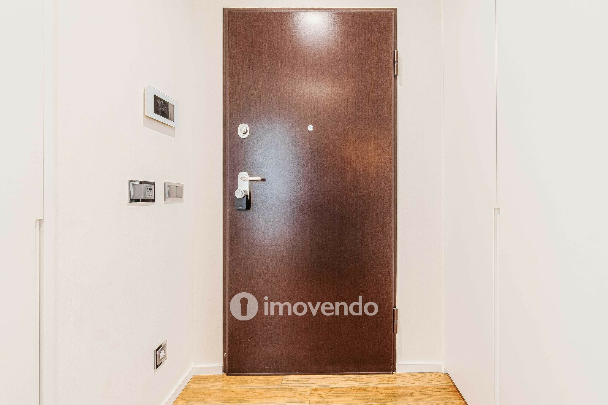 Apartamento T2 de luxo, com estacionamento, nas Avenidas Novas