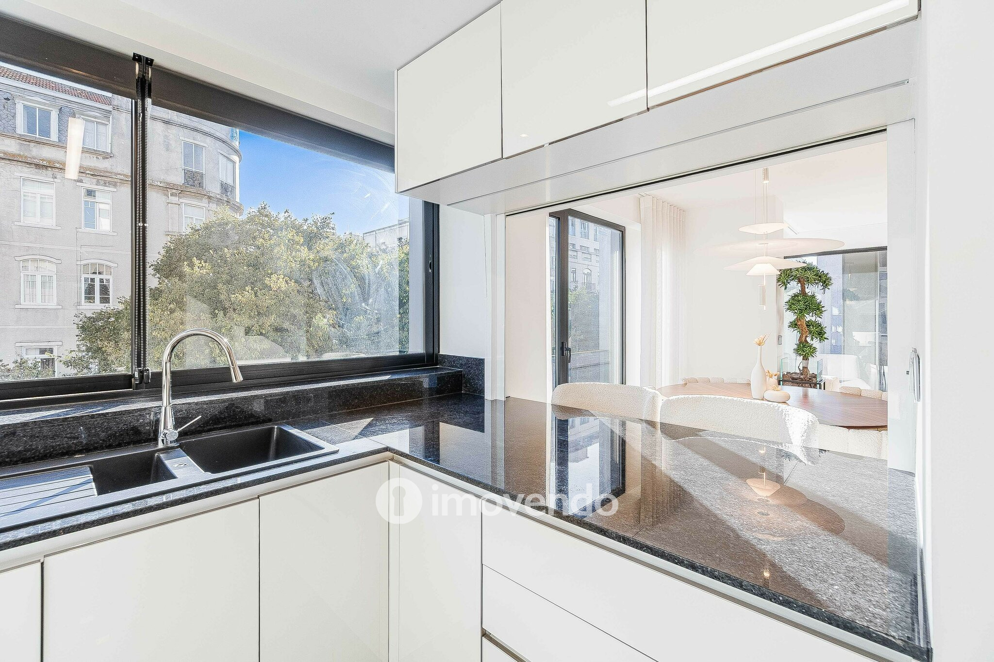 Apartamento T2 de luxo, com estacionamento, nas Avenidas Novas